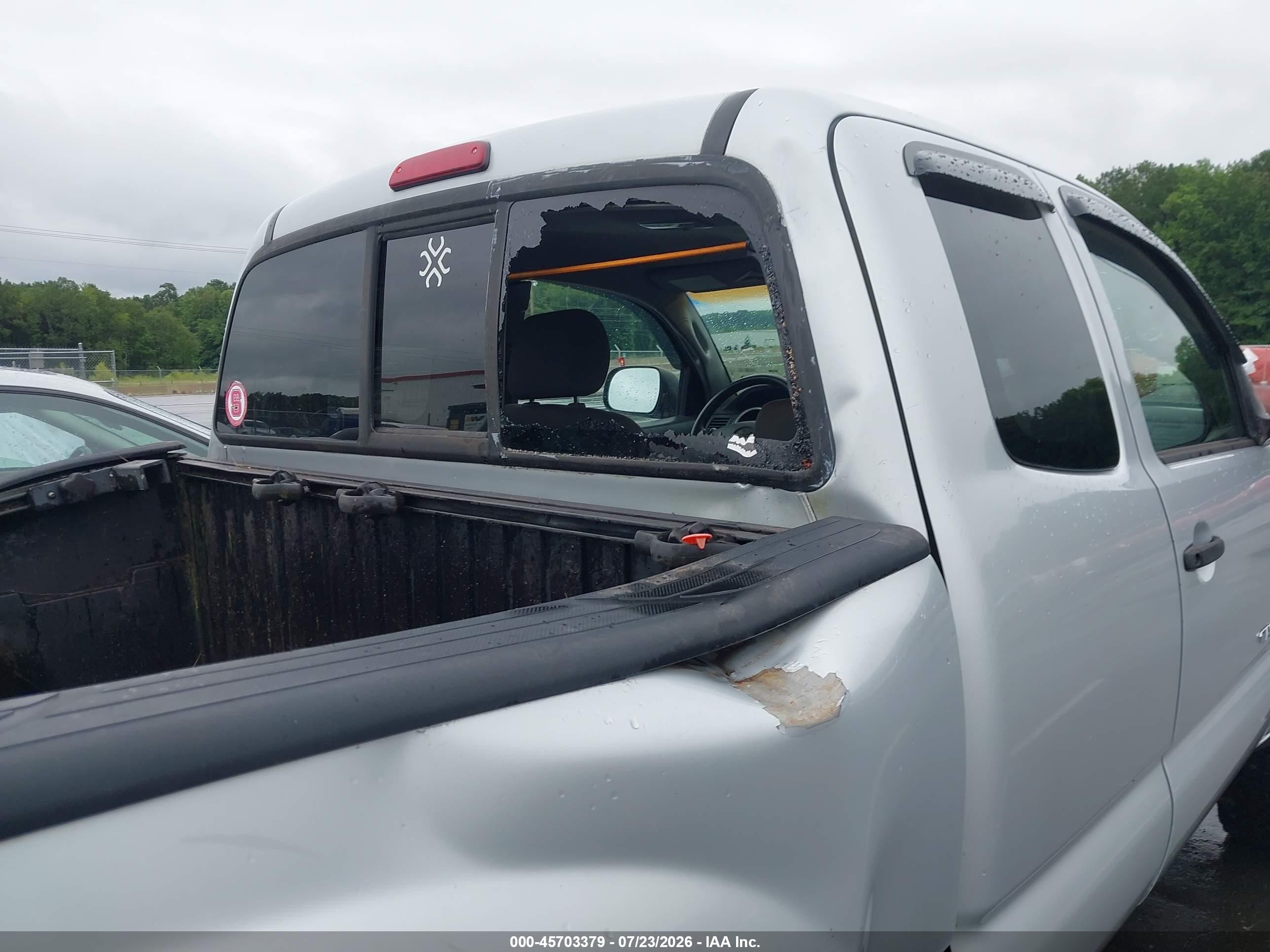 2005 Toyota Tacoma   Silver vin: 5TEUX42N95Z115894