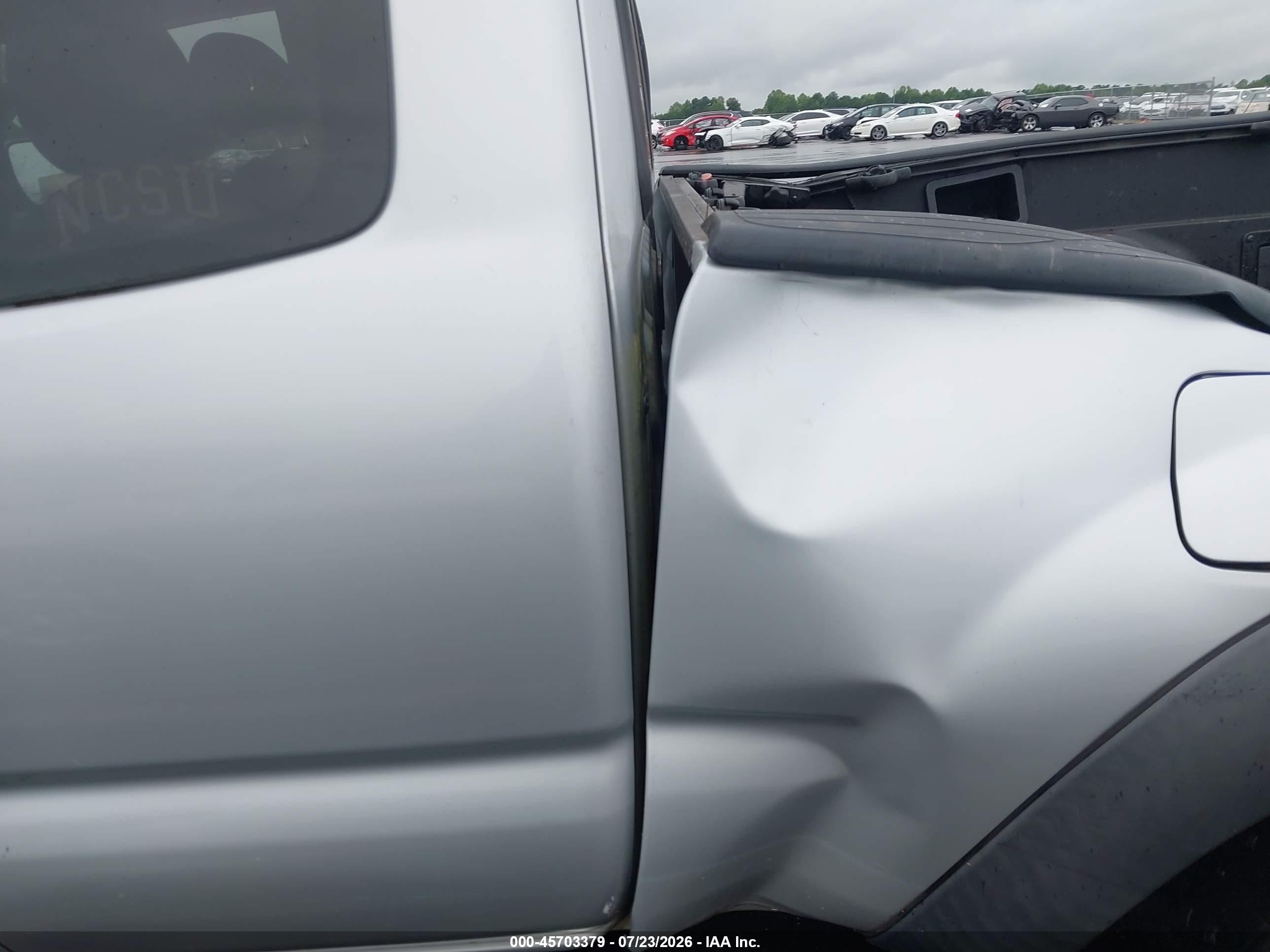 2005 Toyota Tacoma   Silver vin: 5TEUX42N95Z115894