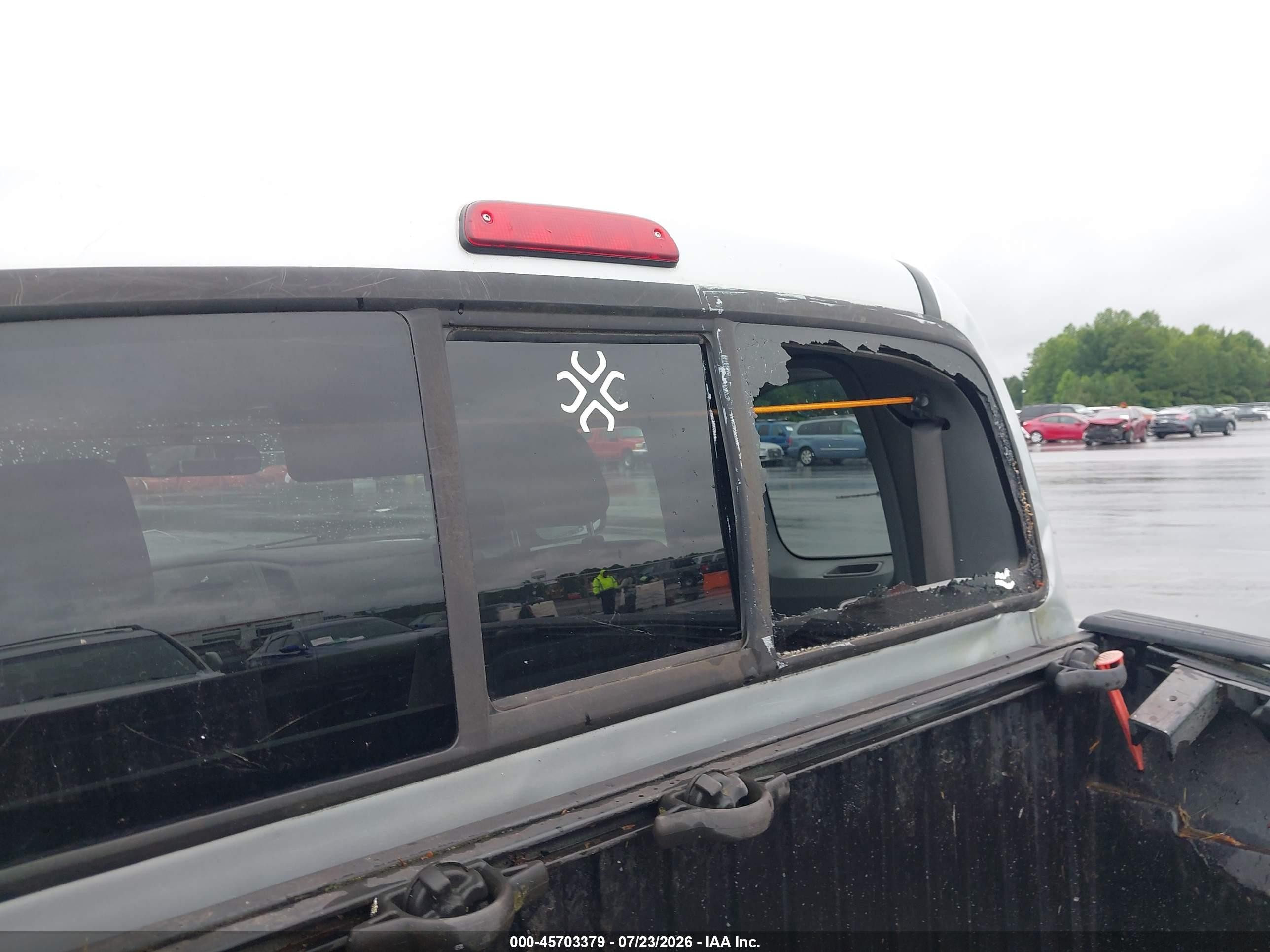 2005 Toyota Tacoma   Silver vin: 5TEUX42N95Z115894