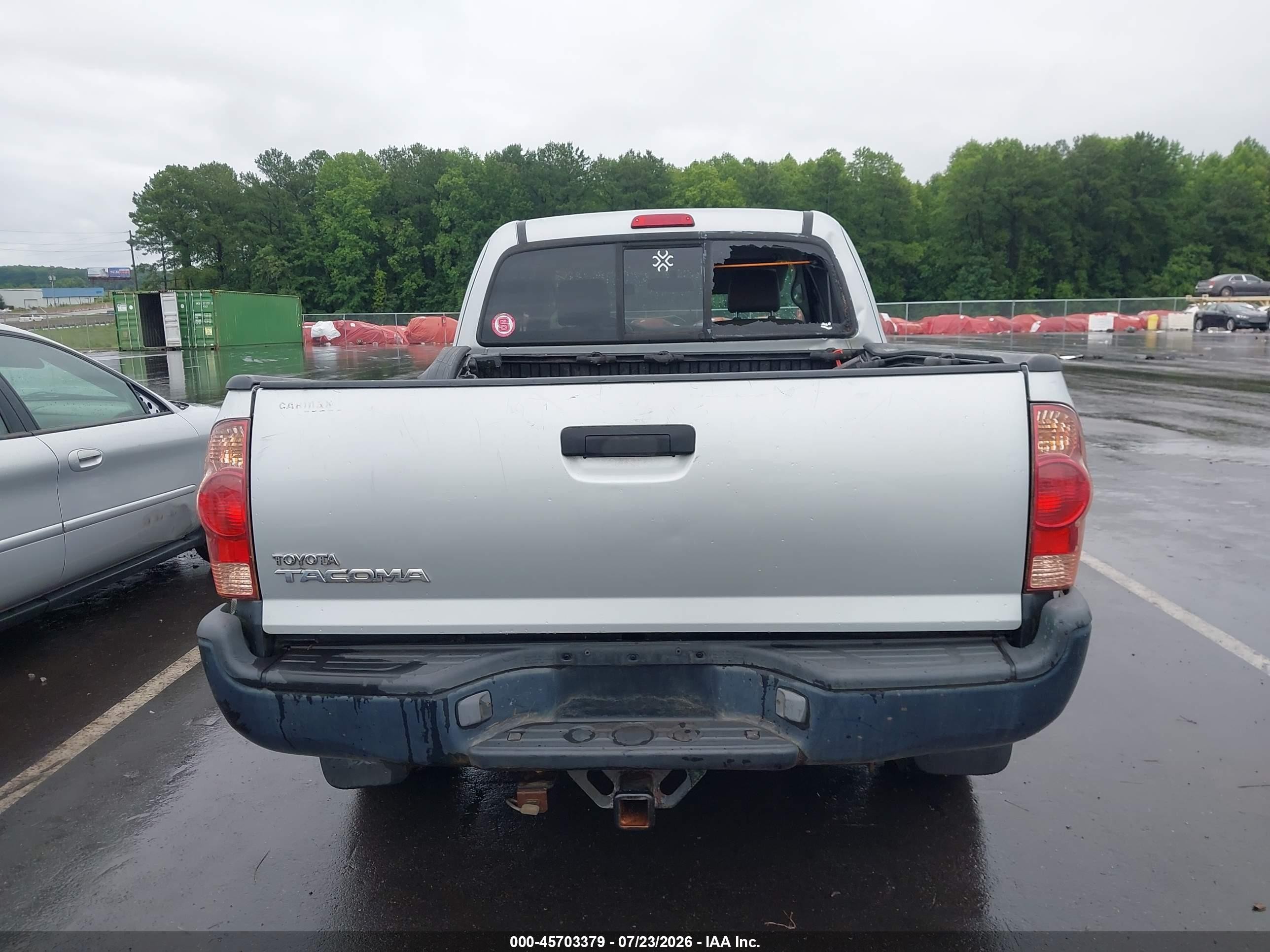 2005 Toyota Tacoma   Silver vin: 5TEUX42N95Z115894
