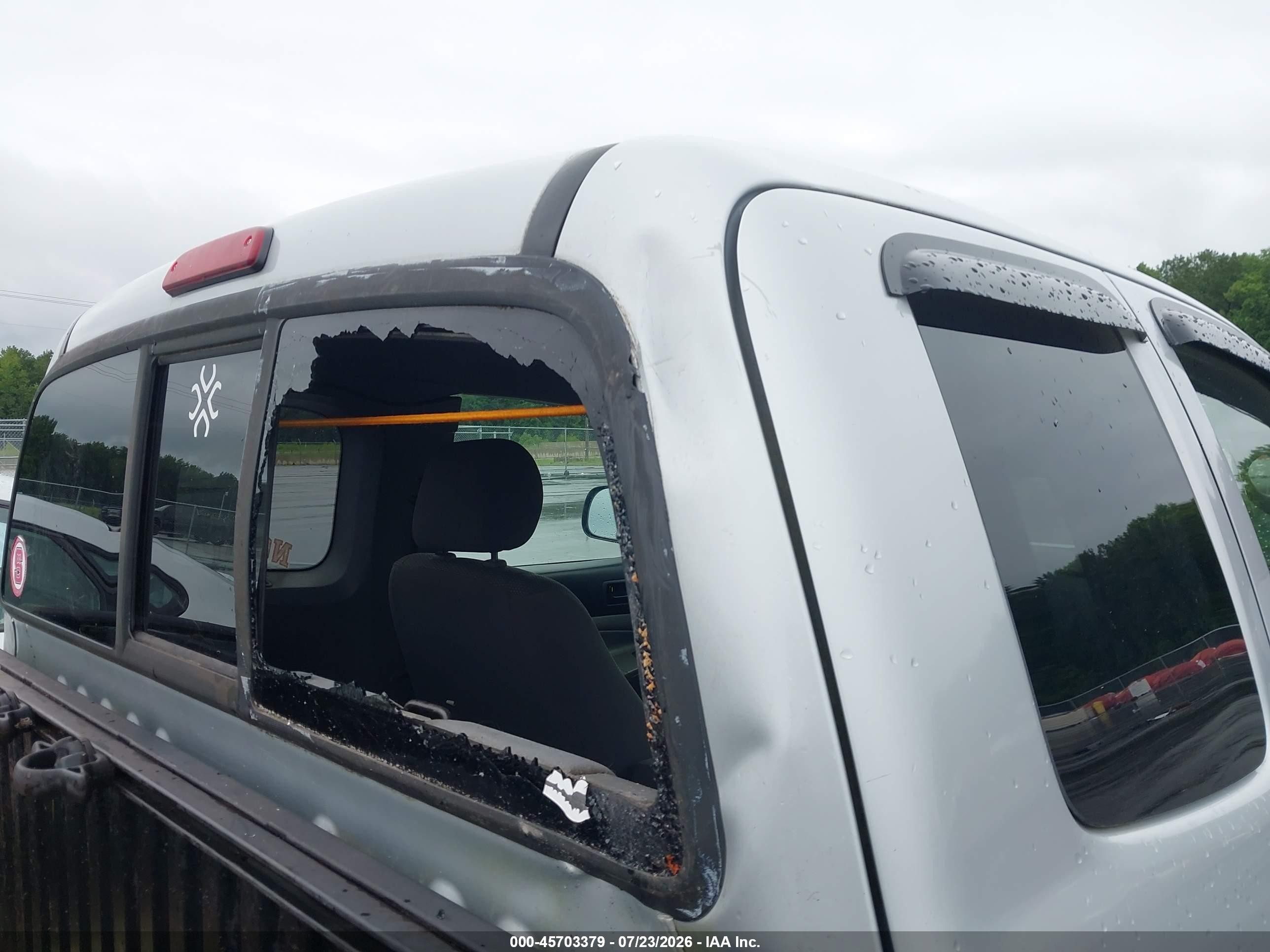 2005 Toyota Tacoma   Silver vin: 5TEUX42N95Z115894