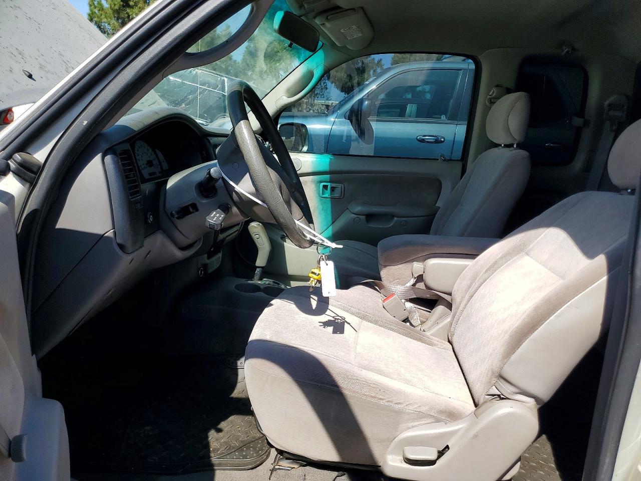 2004 Toyota Tacoma Base Silver vin: 5TEVL52N04Z367330