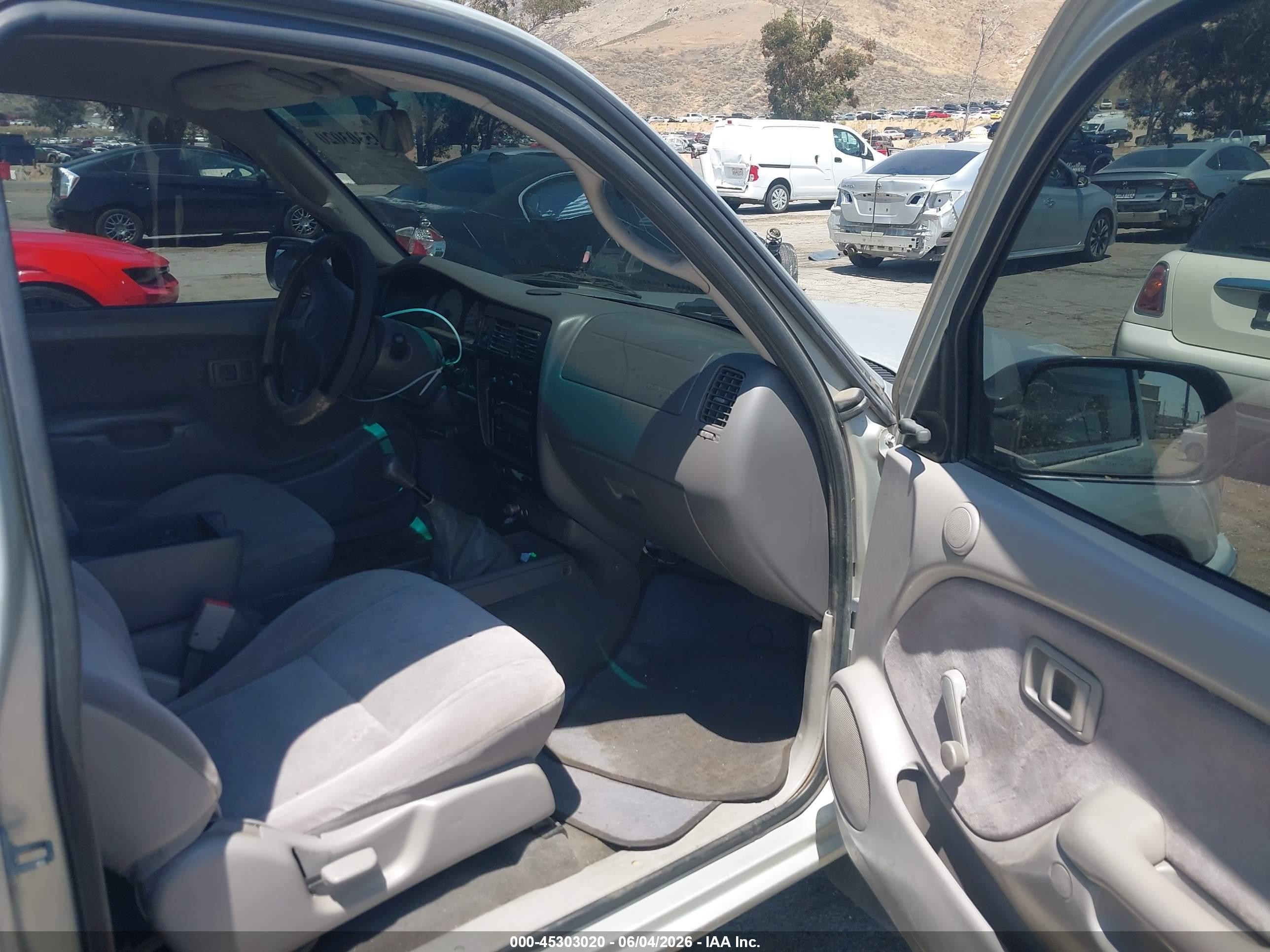 2002 Toyota Tacoma   Silver vin: 5TEVL52N12Z097652