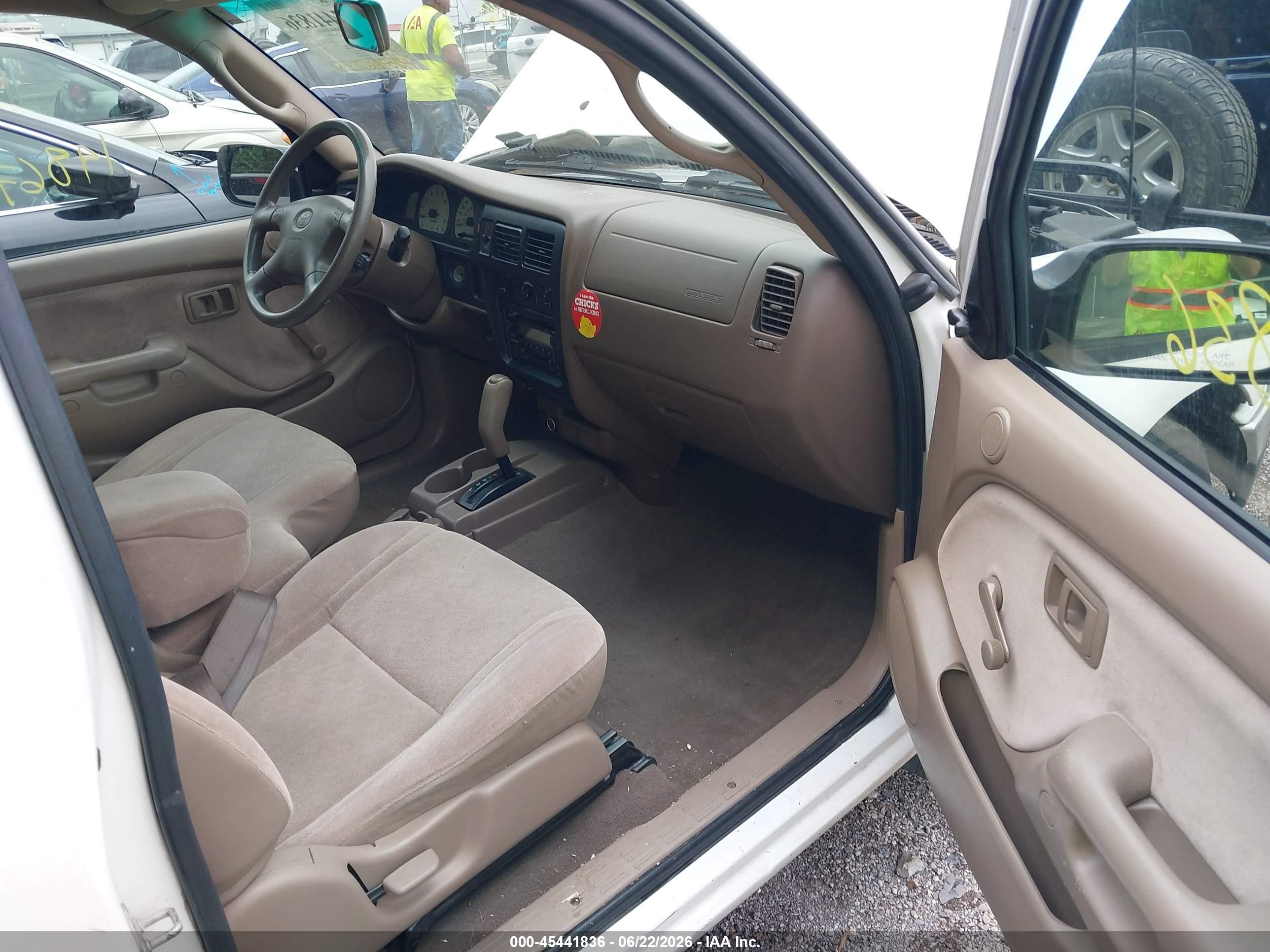 2004 Toyota Tacoma   White vin: 5TEVL52N14Z443296