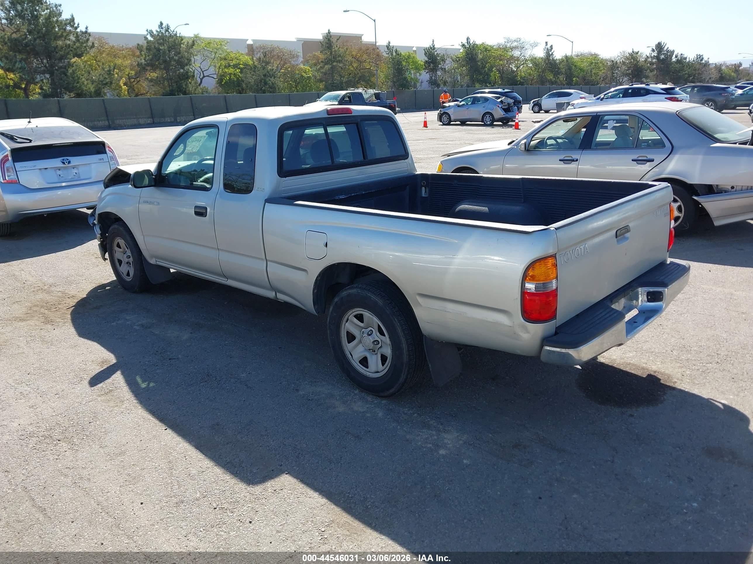 2004 Toyota Tacoma   Silver vin: 5TEVL52N24Z314709