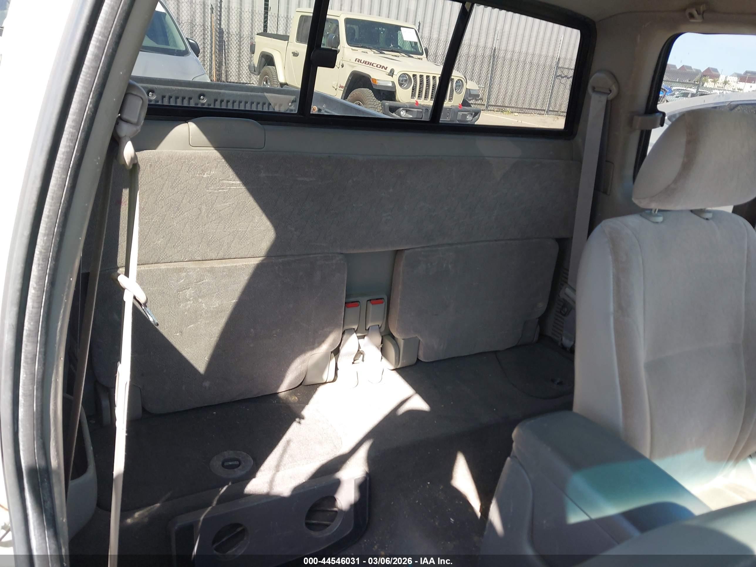 2004 Toyota Tacoma   Silver vin: 5TEVL52N24Z314709