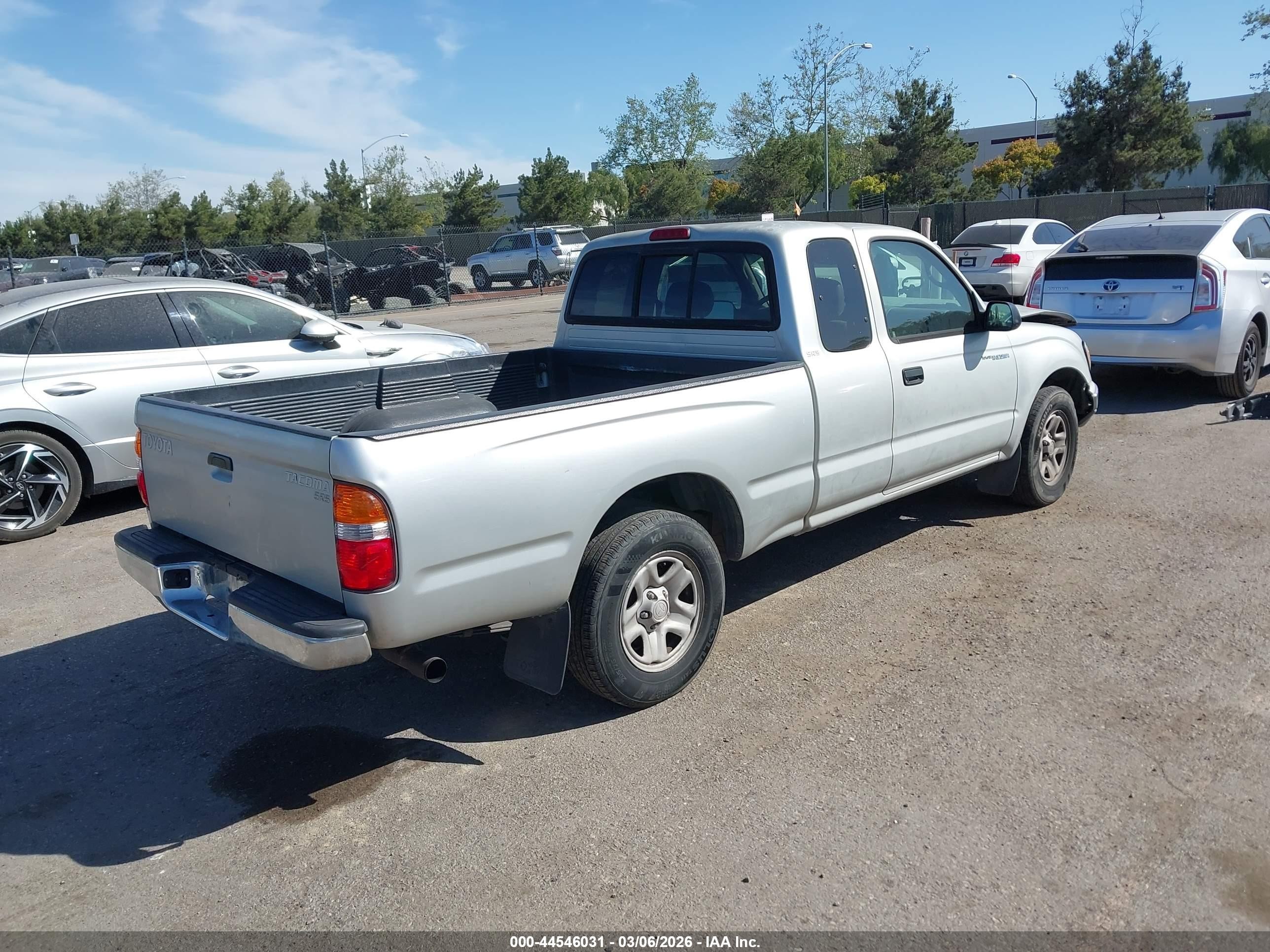 2004 Toyota Tacoma   Silver vin: 5TEVL52N24Z314709