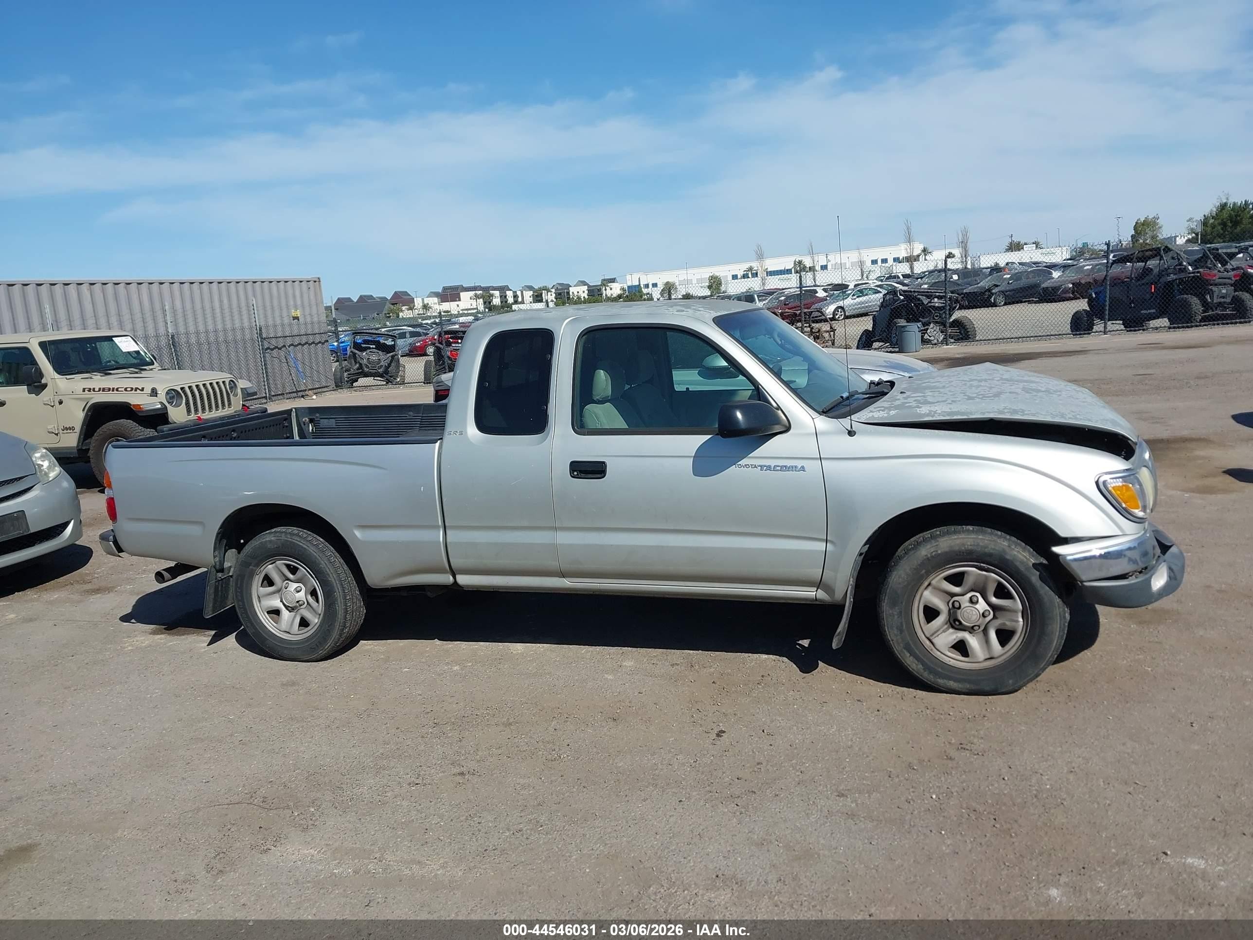 2004 Toyota Tacoma   Silver vin: 5TEVL52N24Z314709