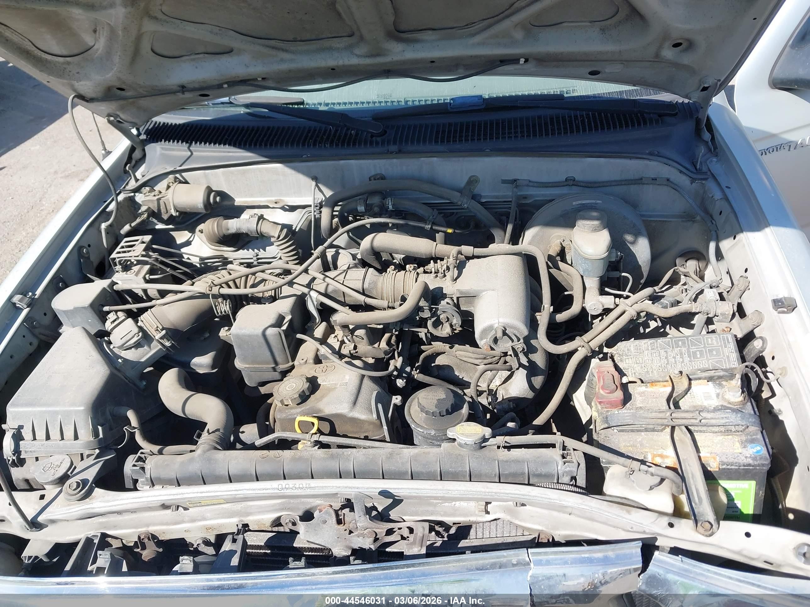 2004 Toyota Tacoma   Silver vin: 5TEVL52N24Z314709