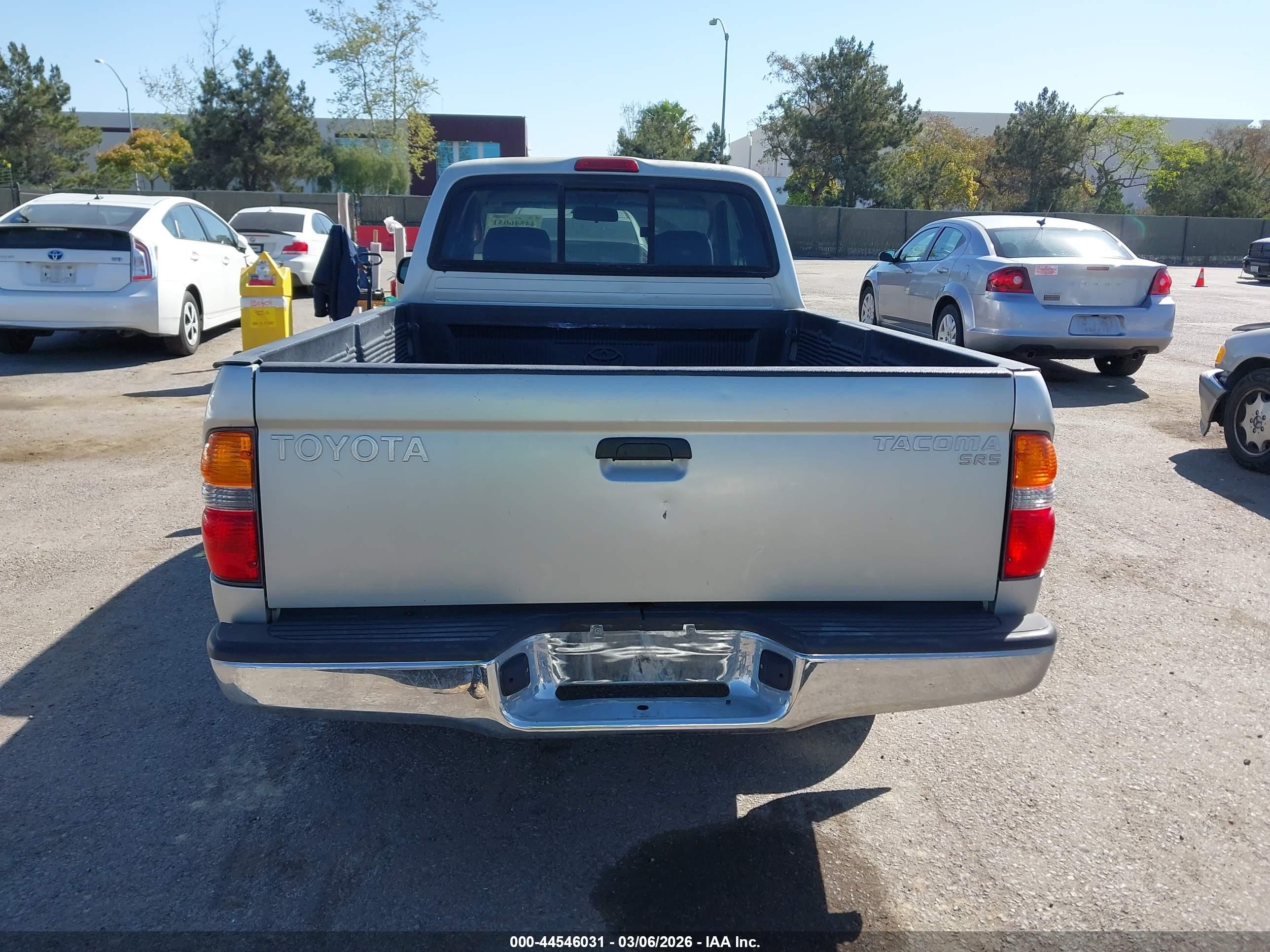 2004 Toyota Tacoma   Silver vin: 5TEVL52N24Z314709