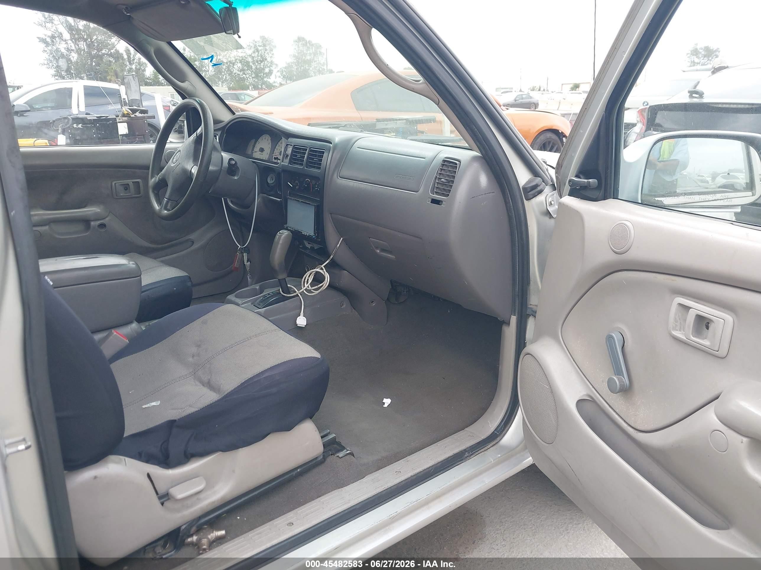 2003 Toyota Tacoma   Silver vin: 5TEVL52N33Z167752