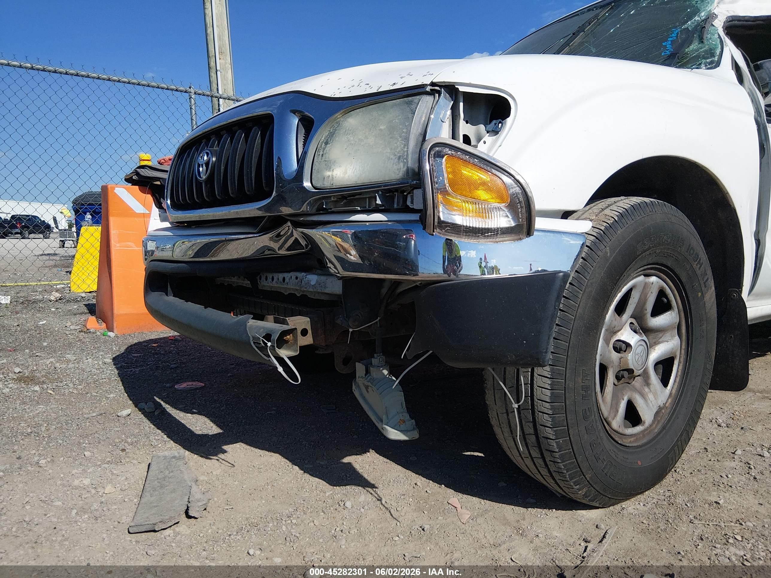 2004 Toyota Tacoma   White vin: 5TEVL52N54Z357392