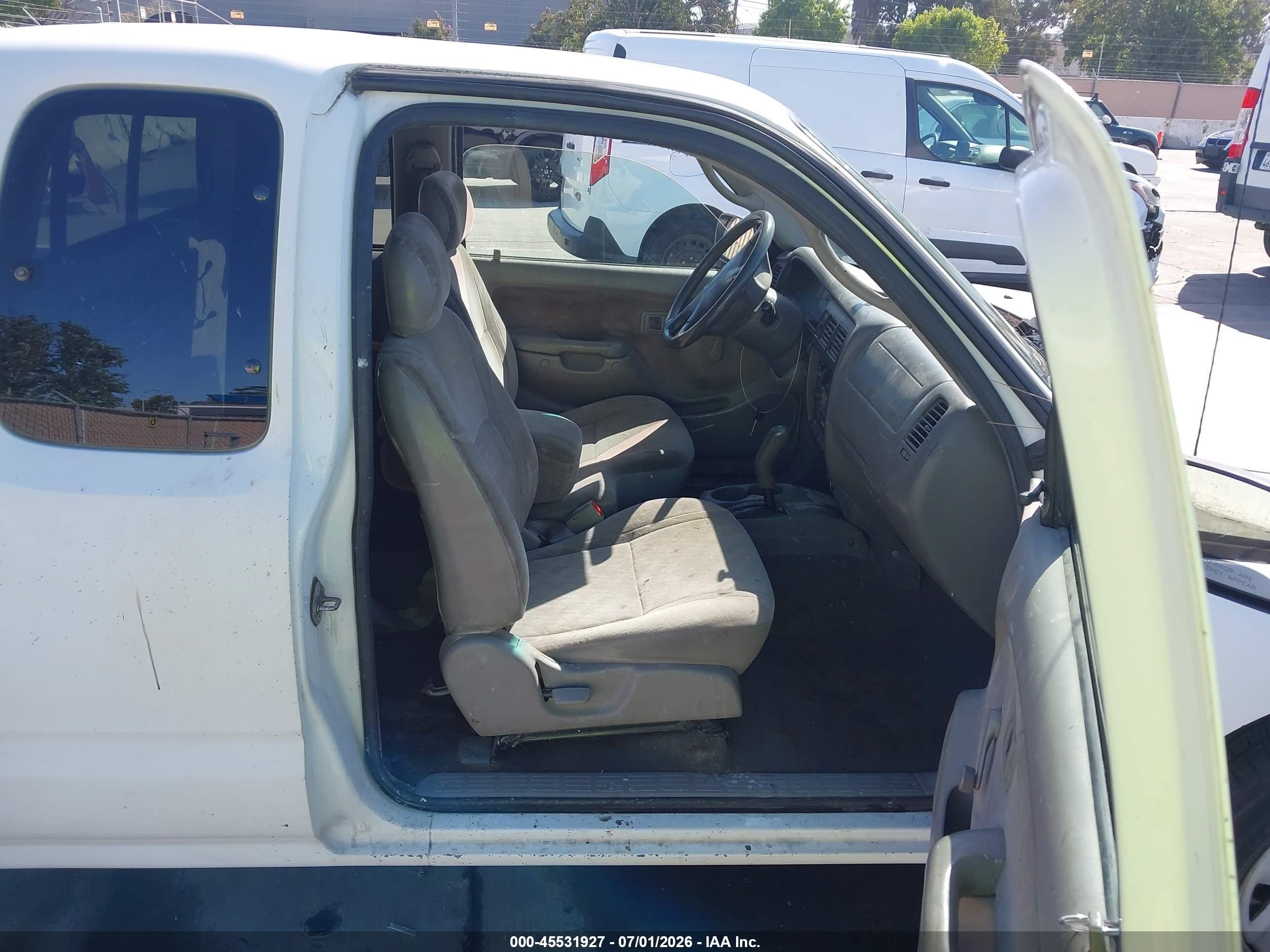2004 Toyota Tacoma   White vin: 5TEVL52N64Z461390