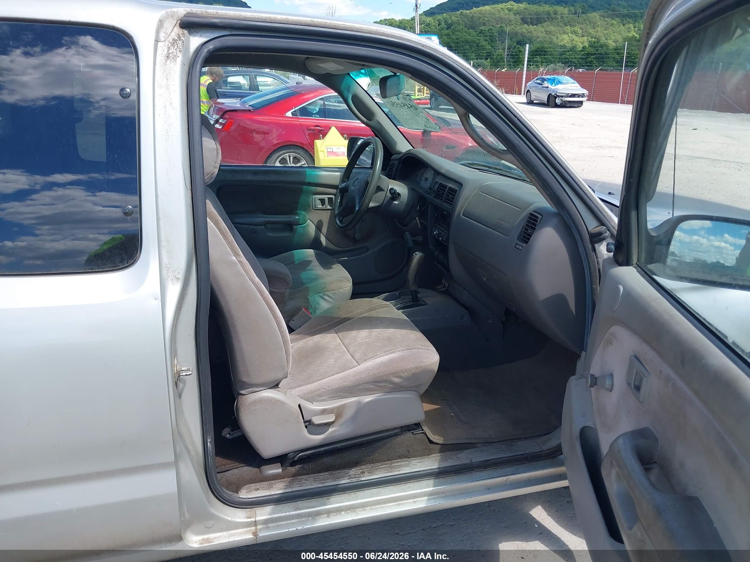2003 Toyota Tacoma   Silver vin: 5TEVL52N73Z234434
