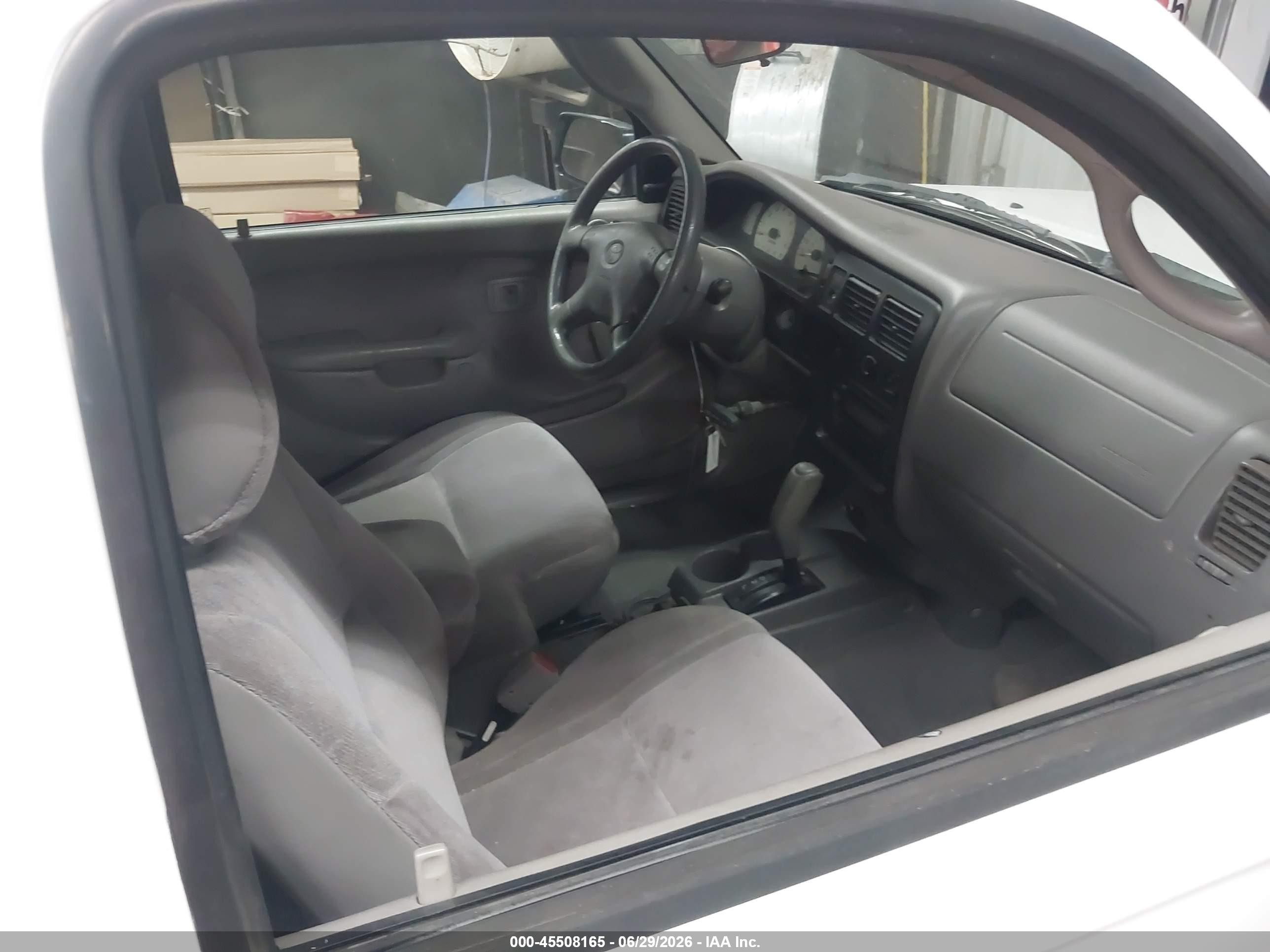 2004 Toyota Tacoma   White vin: 5TEVL52N74Z317380