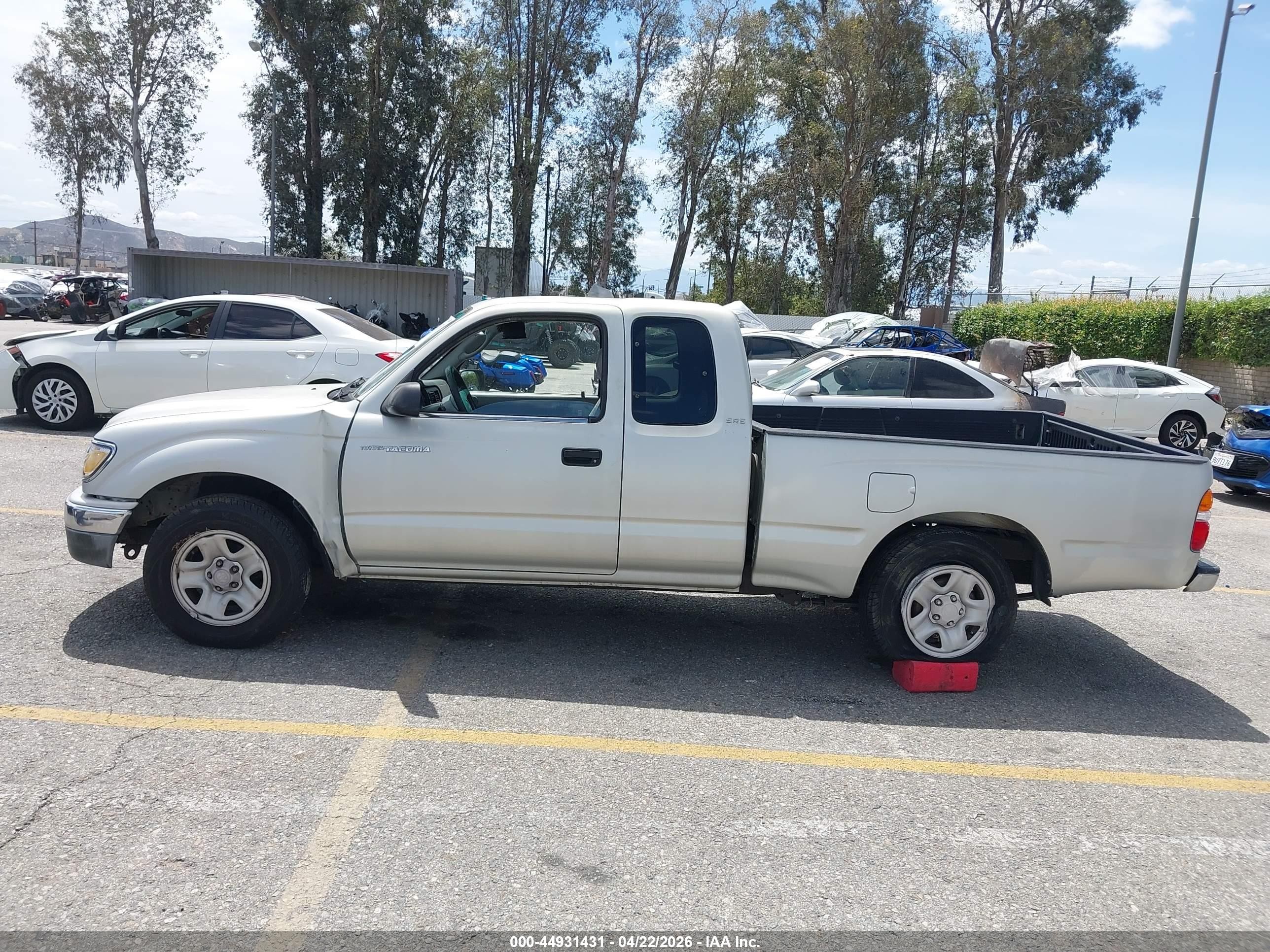 2001 Toyota Tacoma   Silver vin: 5TEVL52N81Z773643