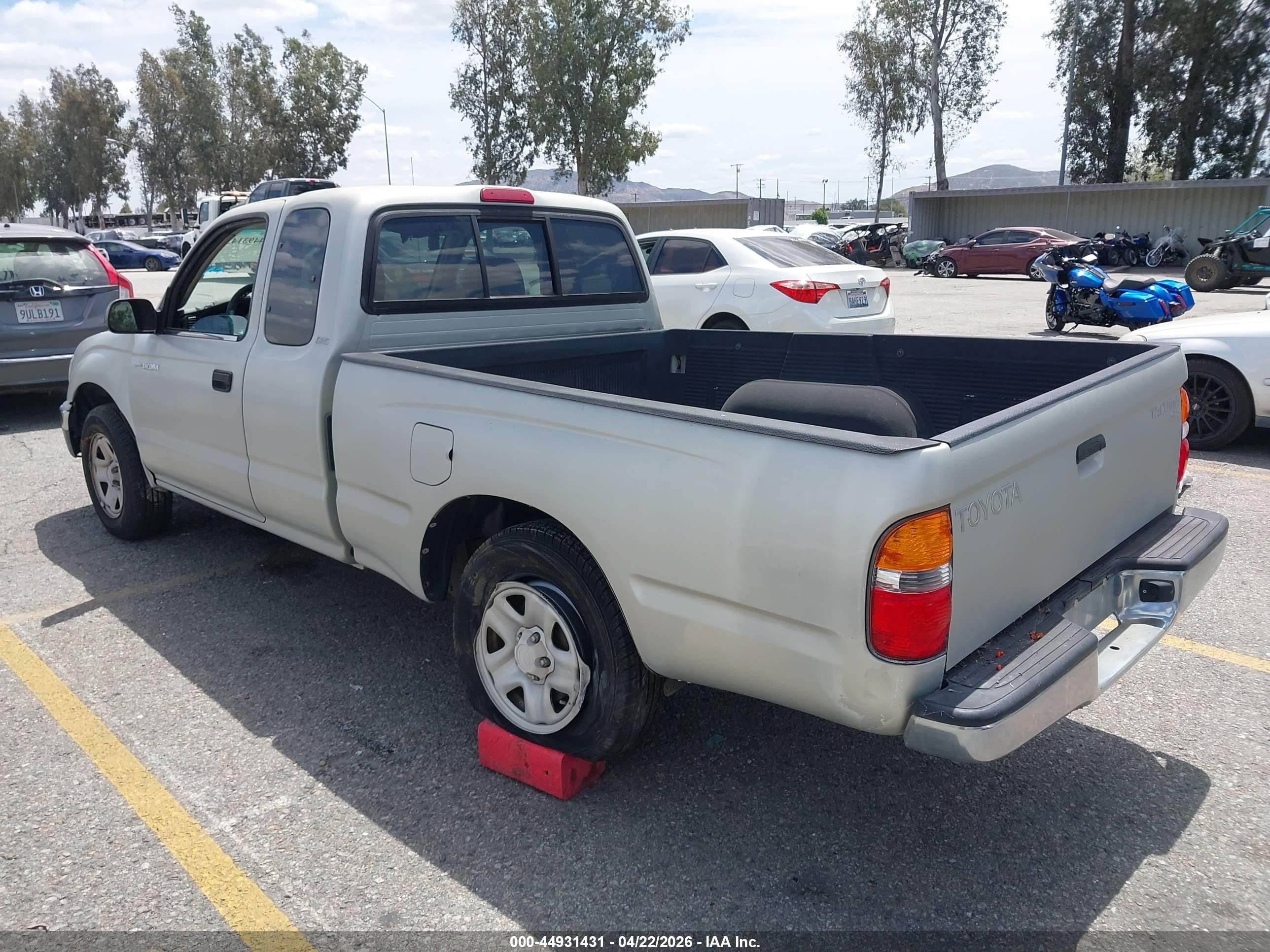 2001 Toyota Tacoma   Silver vin: 5TEVL52N81Z773643