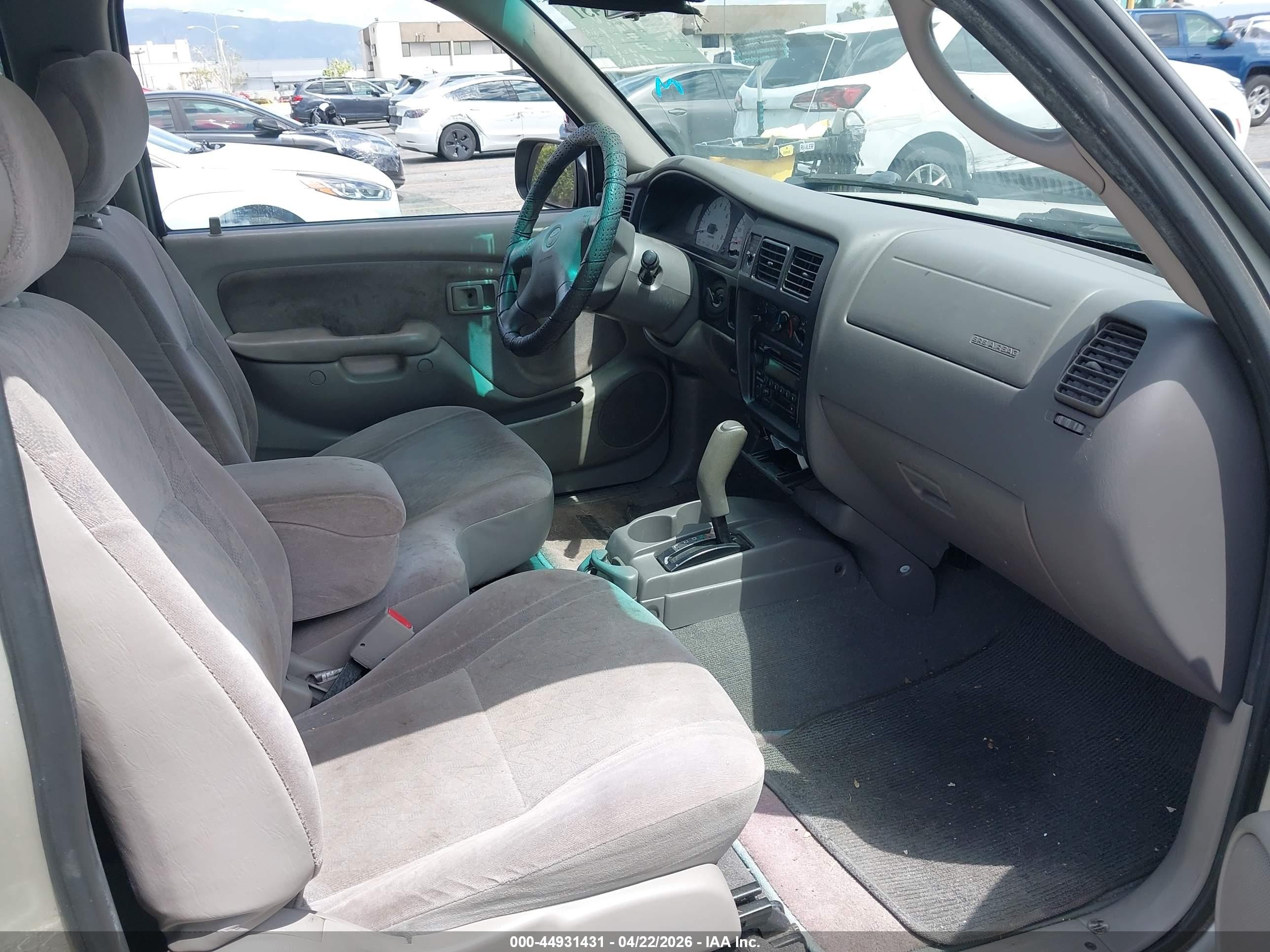 2001 Toyota Tacoma   Silver vin: 5TEVL52N81Z773643