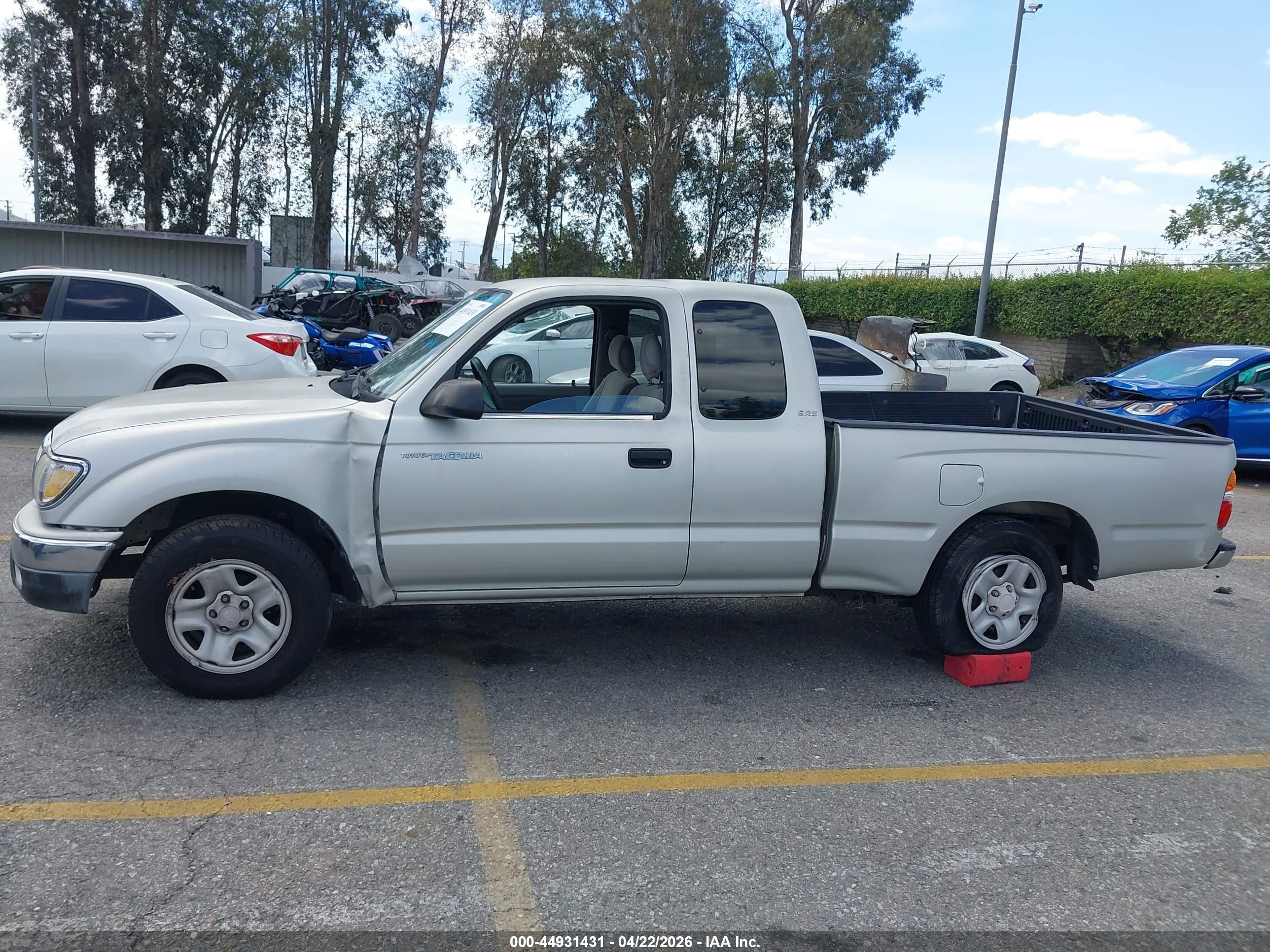 2001 Toyota Tacoma   Silver vin: 5TEVL52N81Z773643