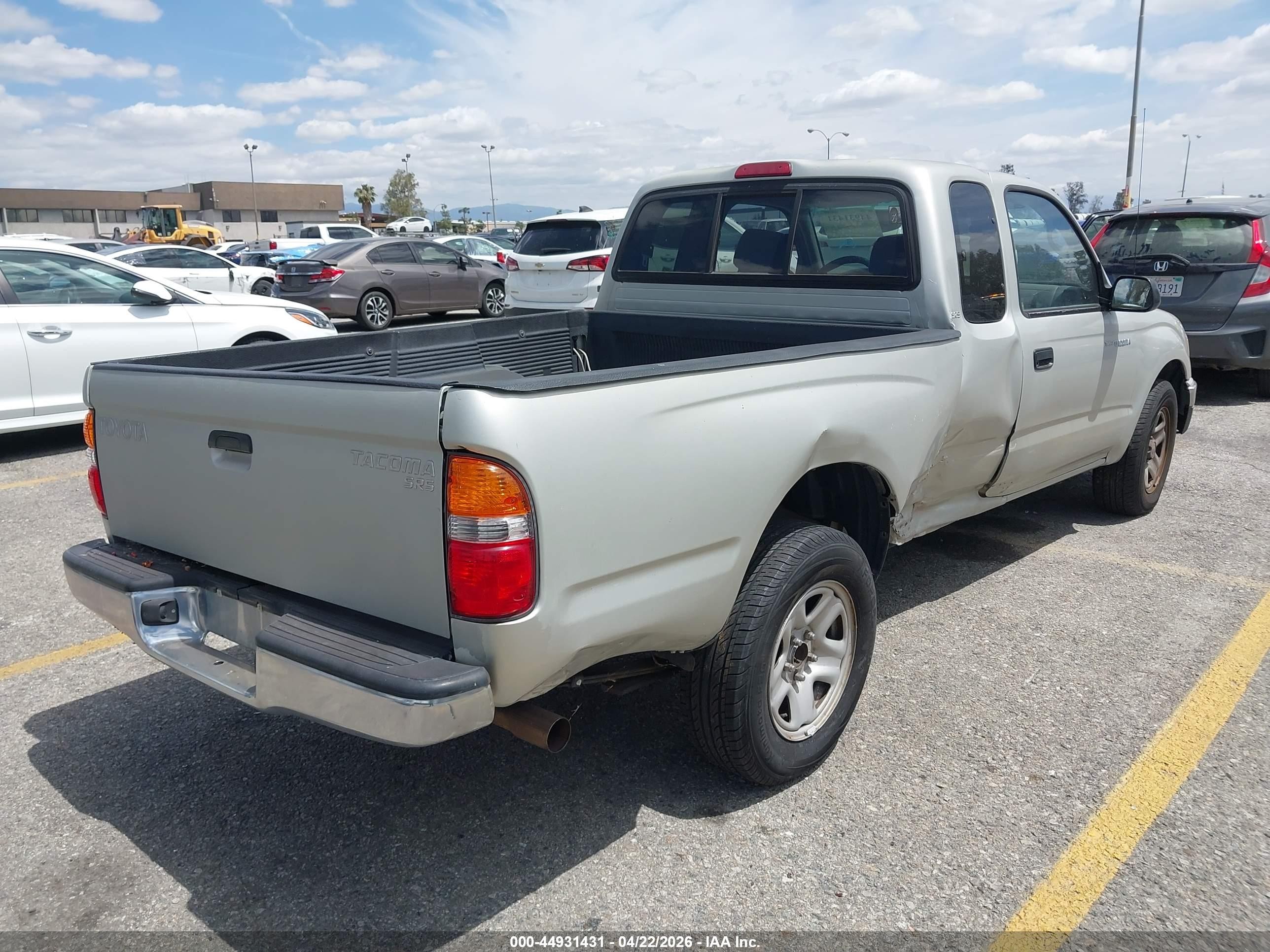 2001 Toyota Tacoma   Silver vin: 5TEVL52N81Z773643