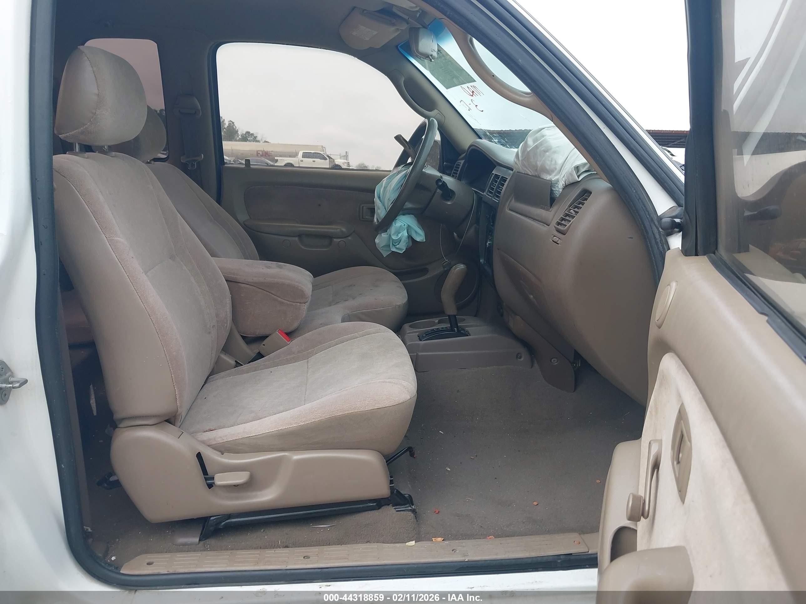 2004 Toyota Tacoma   White vin: 5TEVL52N84Z337220