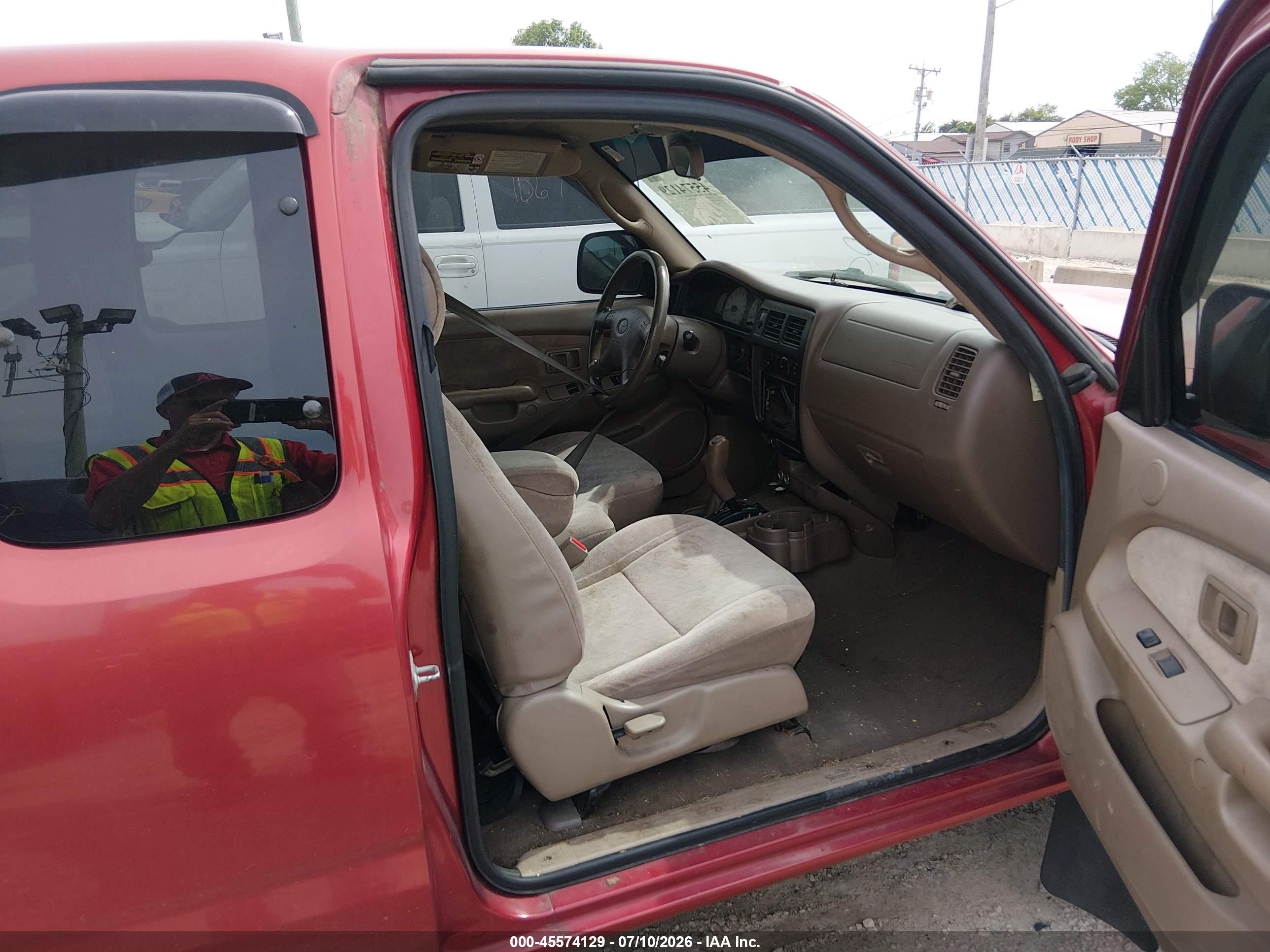 2002 Toyota Tacoma   Red vin: 5TEWM72N42Z084147