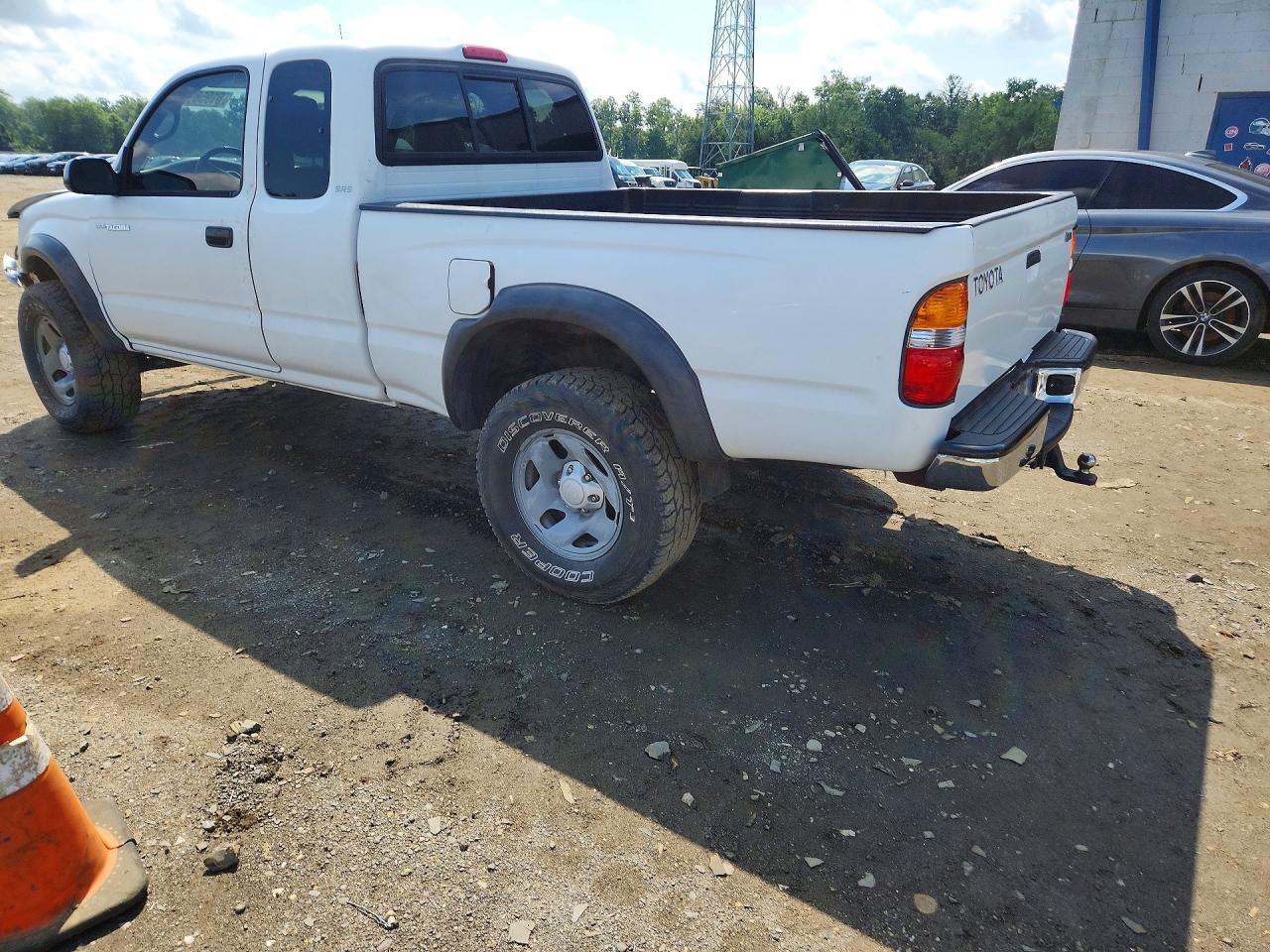 2003 Toyota Tacoma Base White vin: 5TEWM72N63Z275604