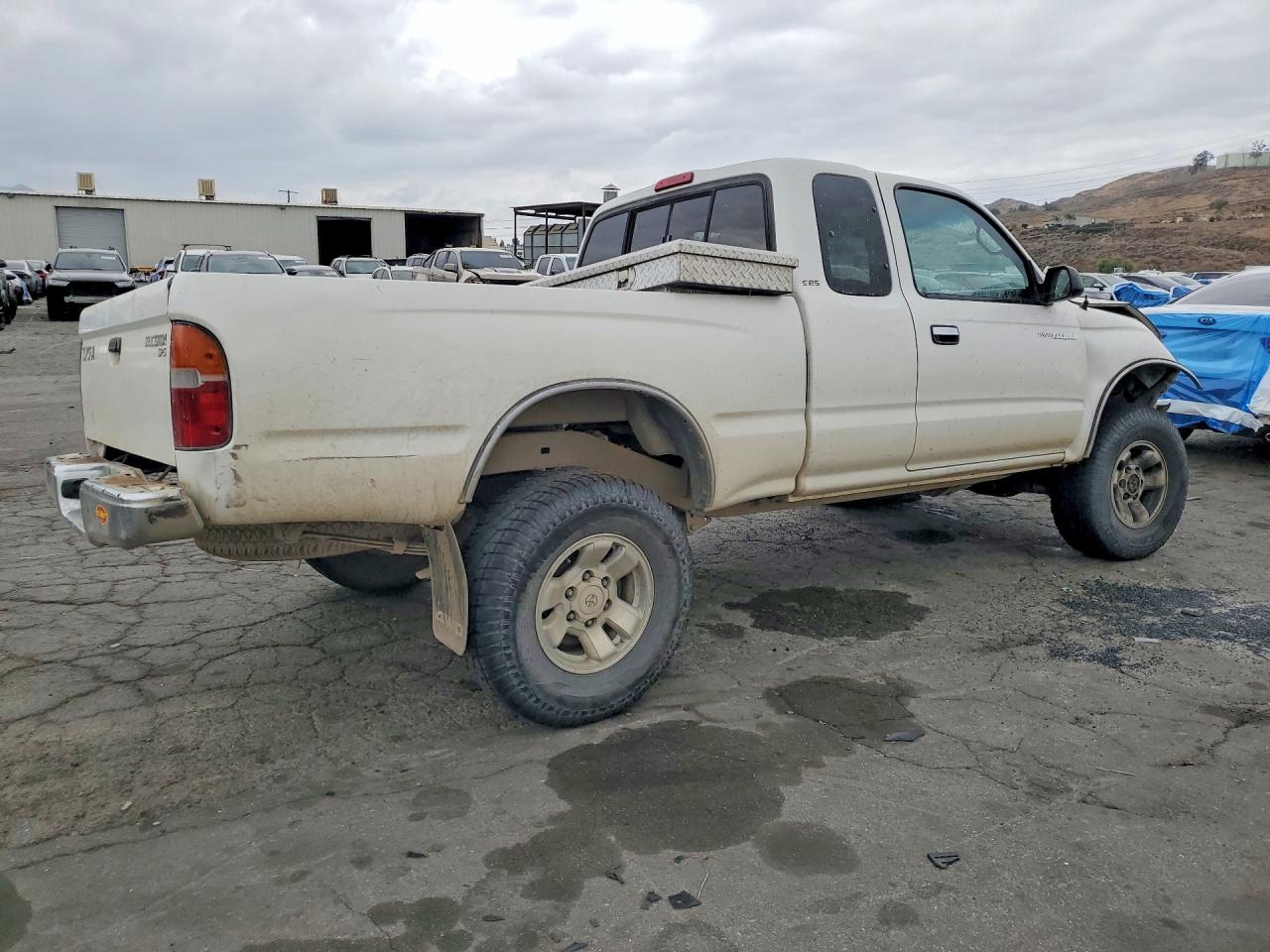 2000 Toyota Tacoma Xtracab White vin: 5TEWM72N7YZ698683