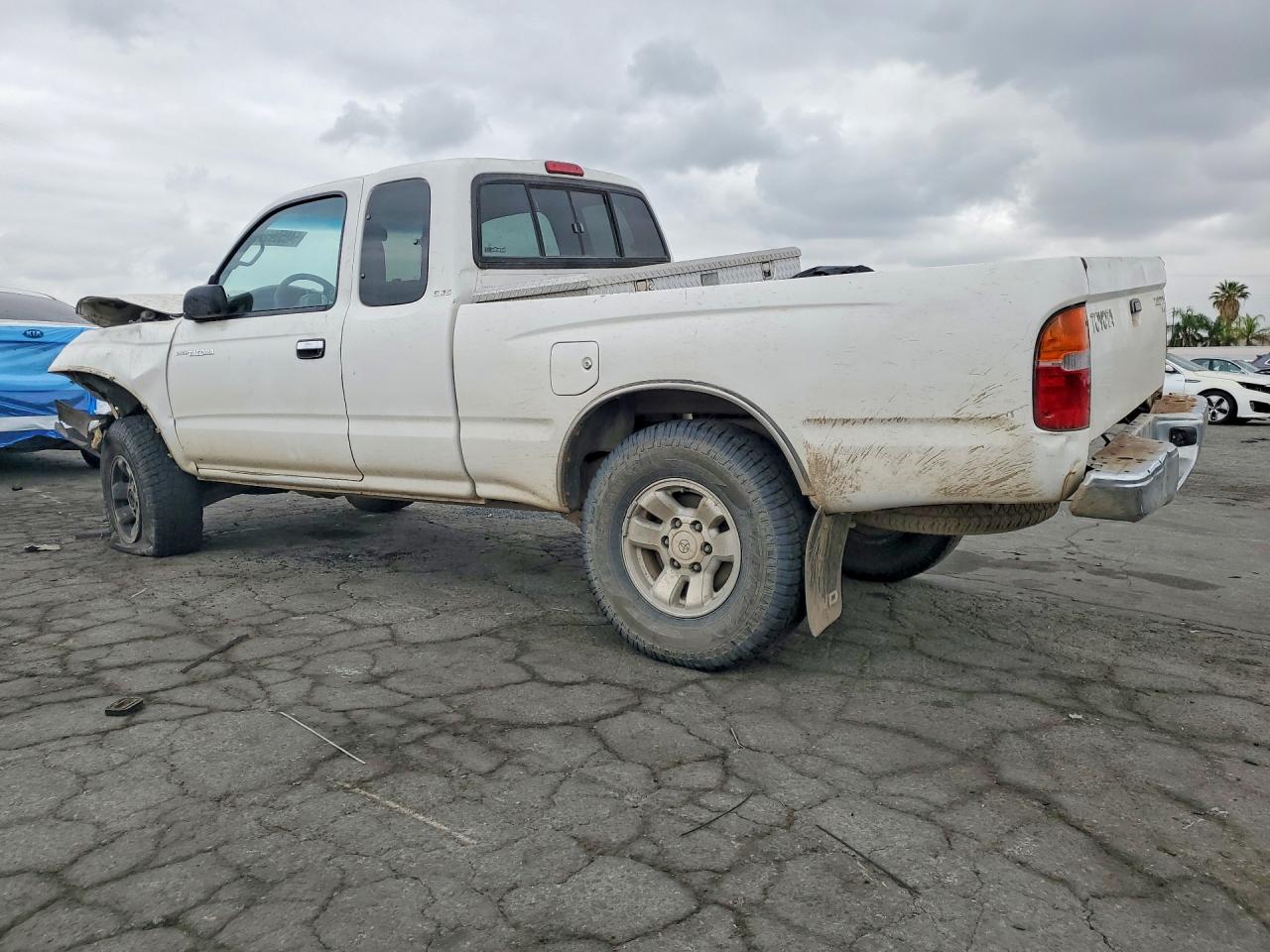 2000 Toyota Tacoma Xtracab White vin: 5TEWM72N7YZ698683