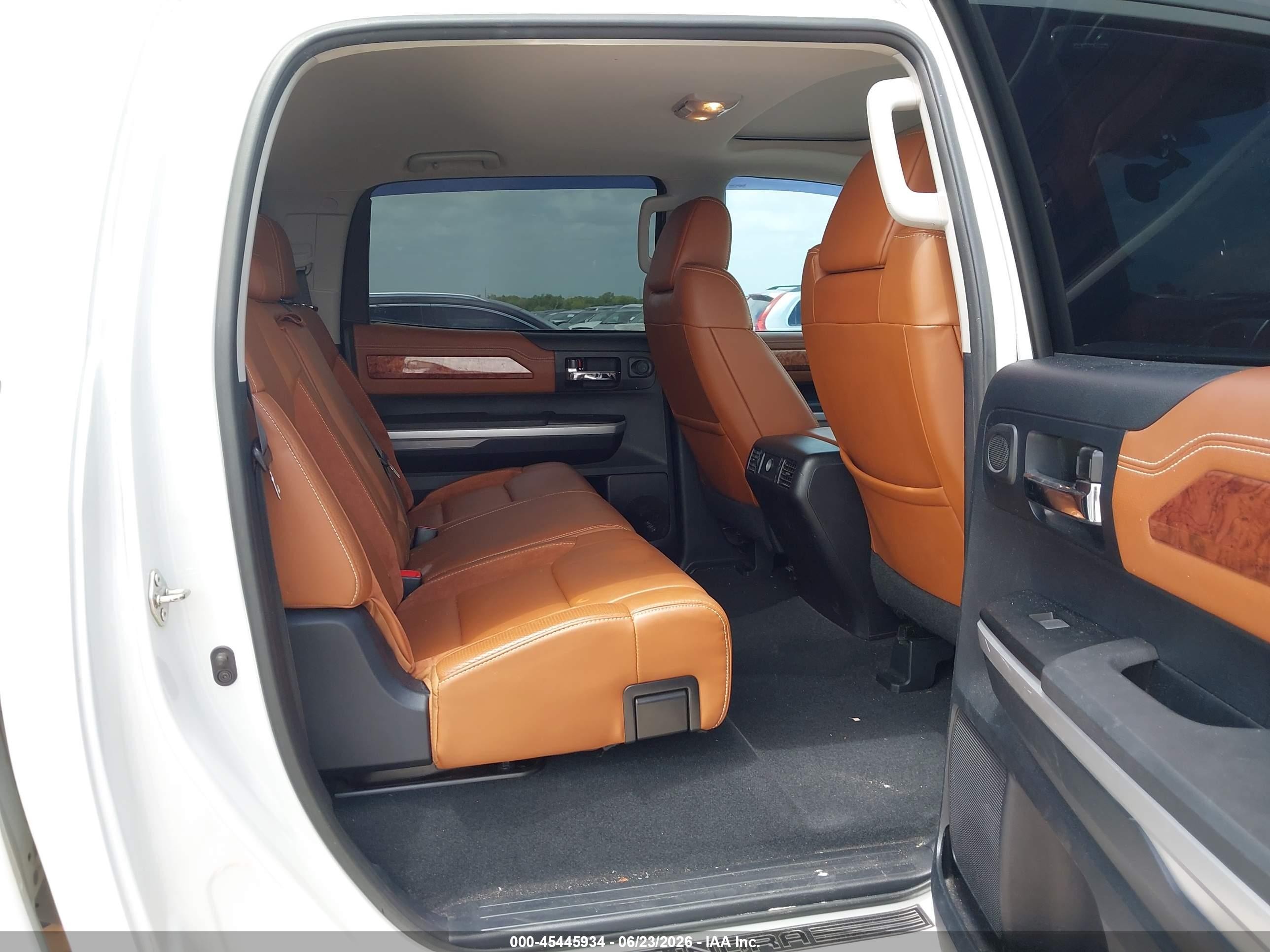 2014 Toyota Tundra 1794 5.7l V8 Белый vin: 5TFAW5F19EX368207
