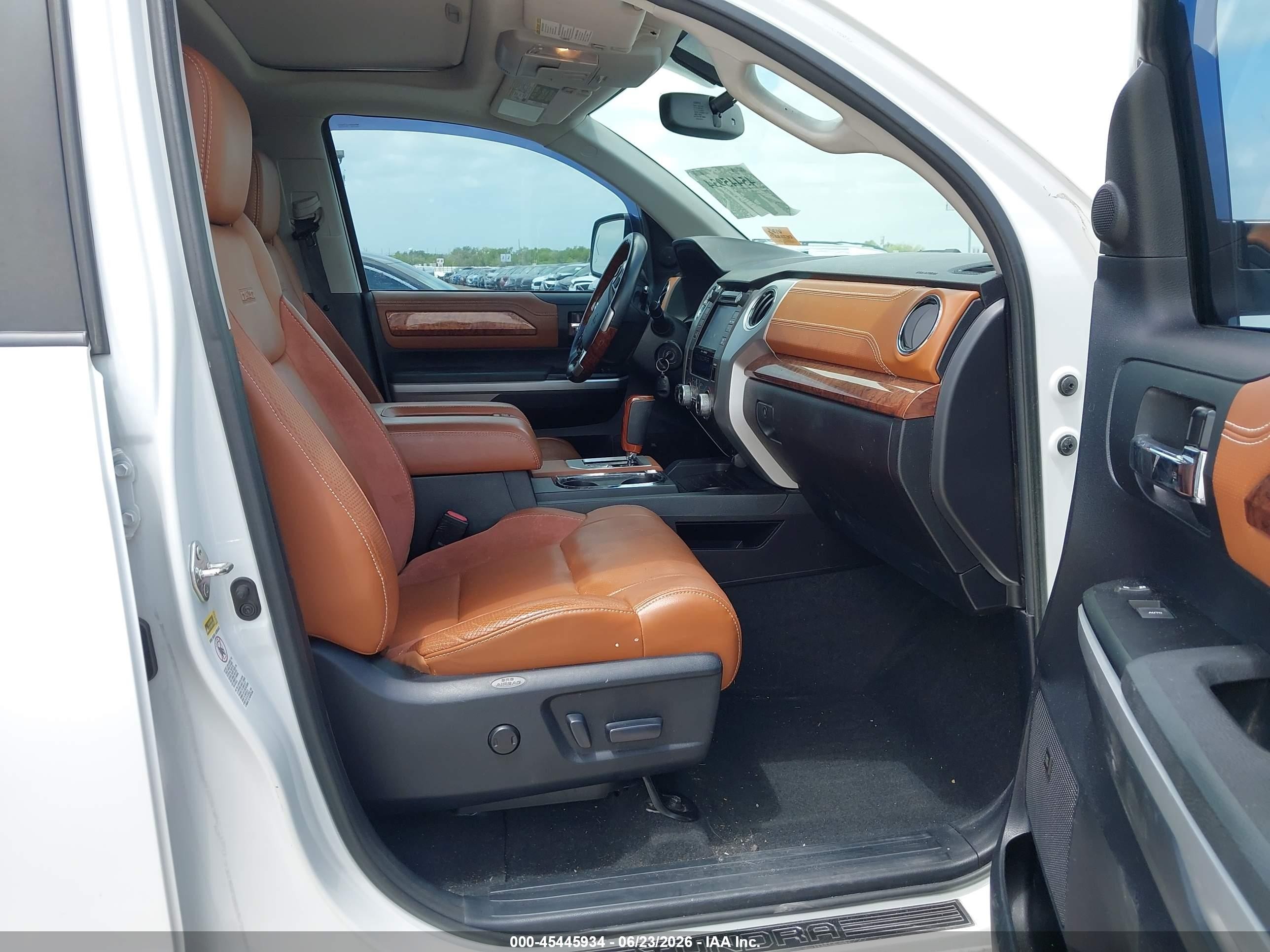 2014 Toyota Tundra 1794 5.7l V8 Белый vin: 5TFAW5F19EX368207
