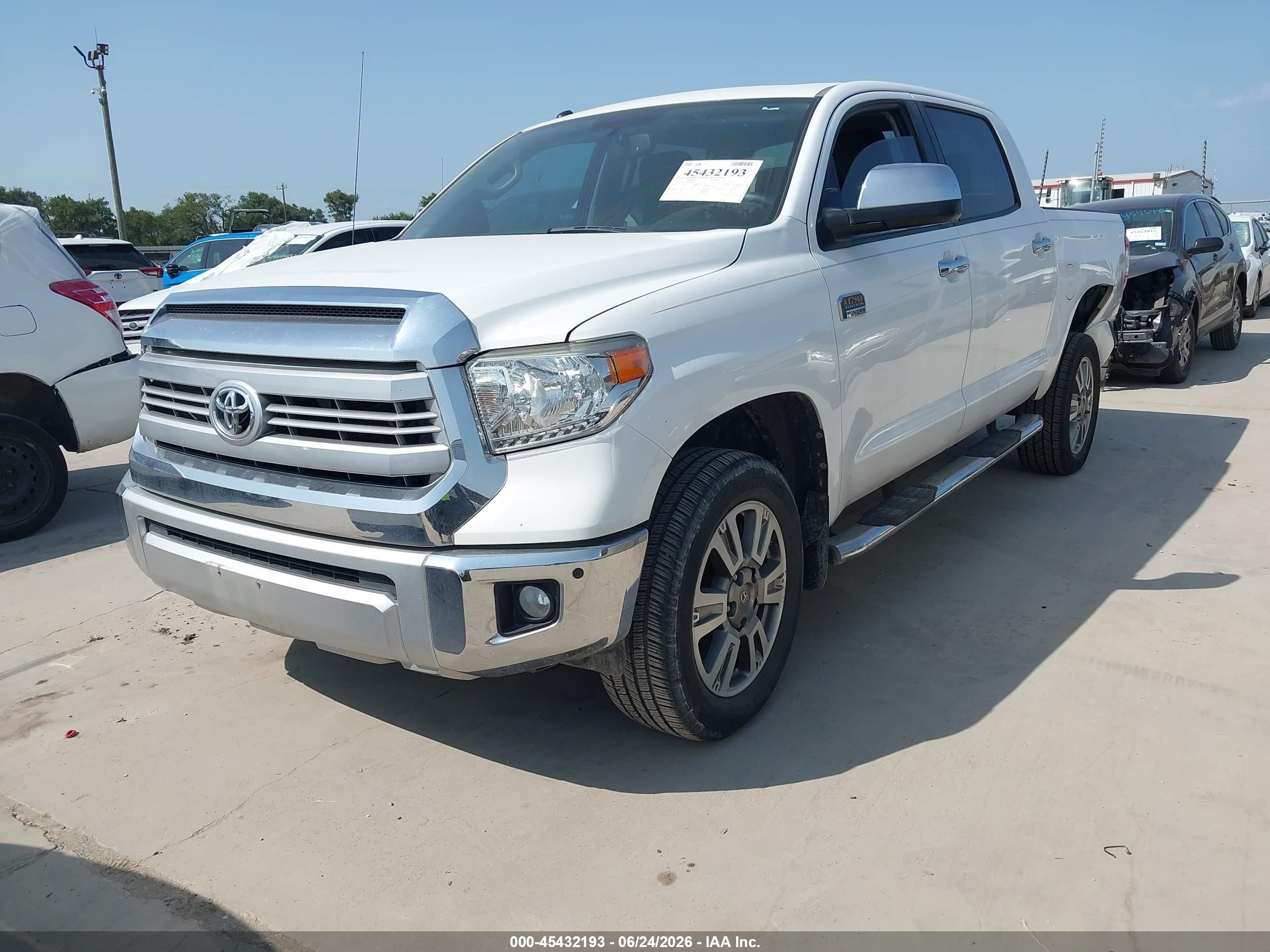 2014 Toyota Tundra 1794 5.7l V8 White vin: 5TFAW5F1XEX377823