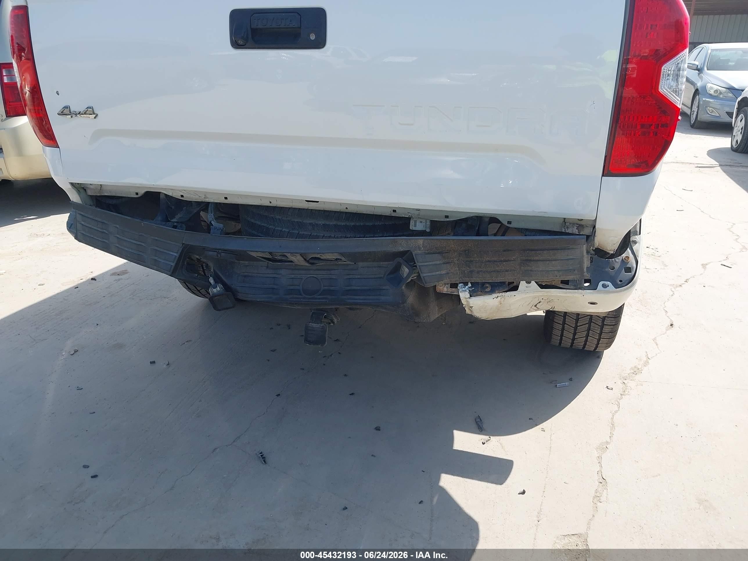 2014 Toyota Tundra 1794 5.7l V8 White vin: 5TFAW5F1XEX377823