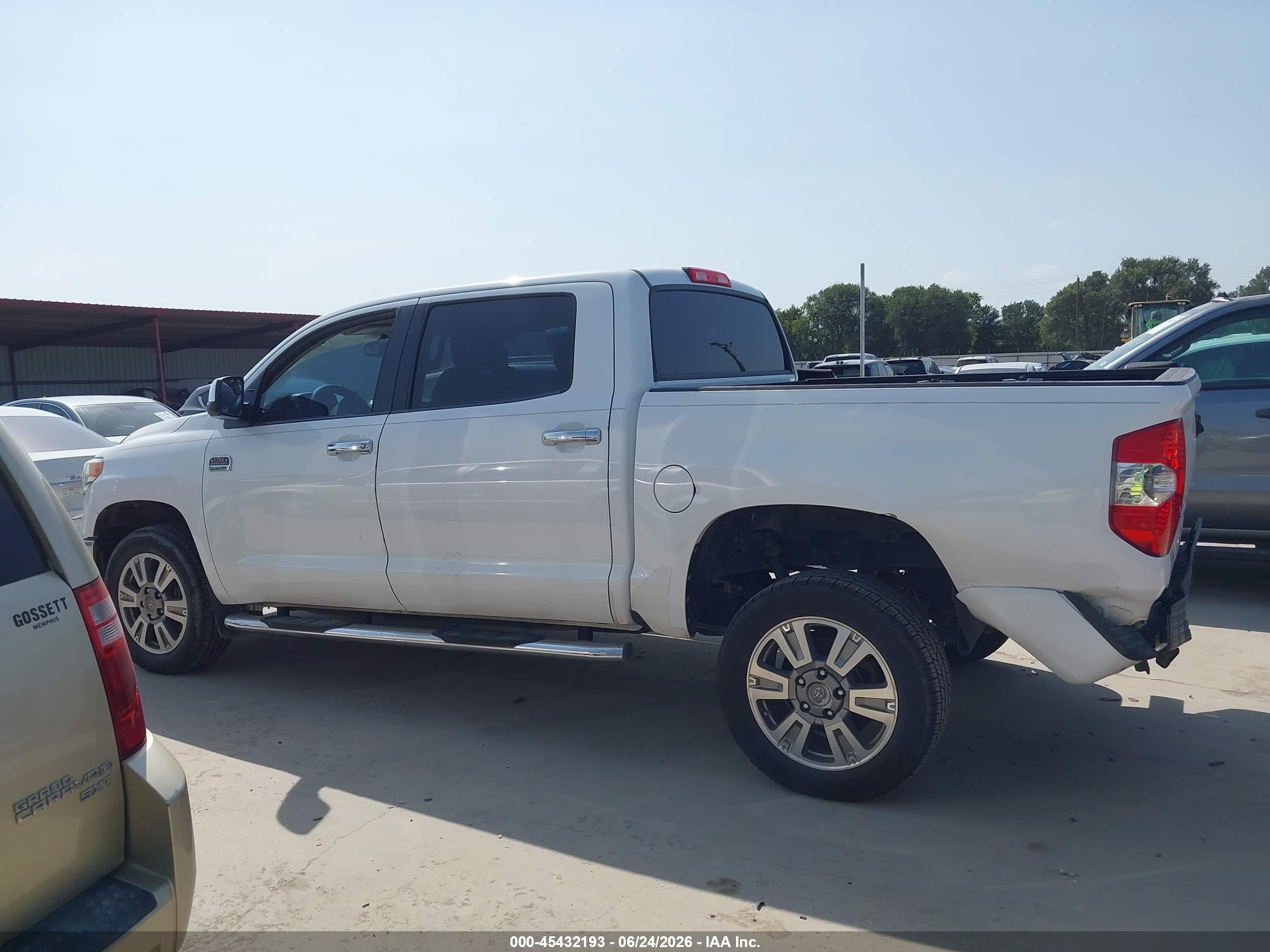 2014 Toyota Tundra 1794 5.7l V8 White vin: 5TFAW5F1XEX377823