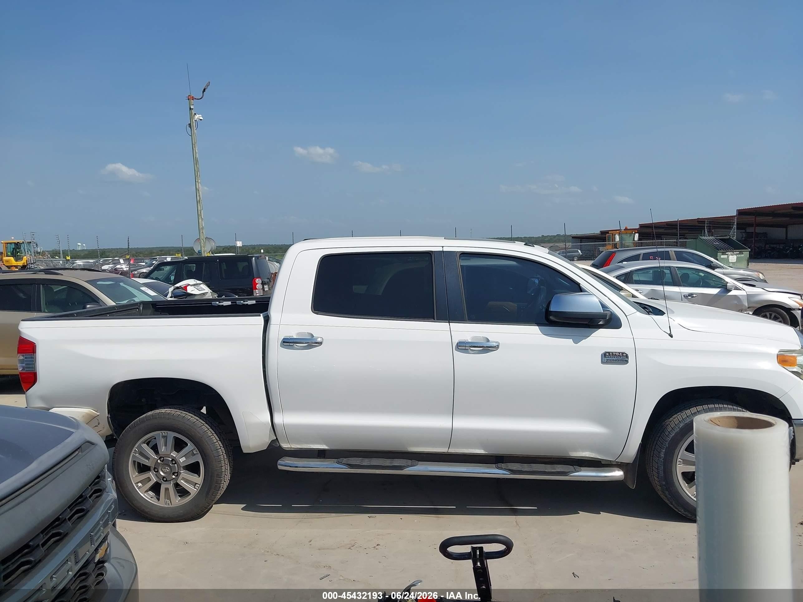 2014 Toyota Tundra 1794 5.7l V8 White vin: 5TFAW5F1XEX377823
