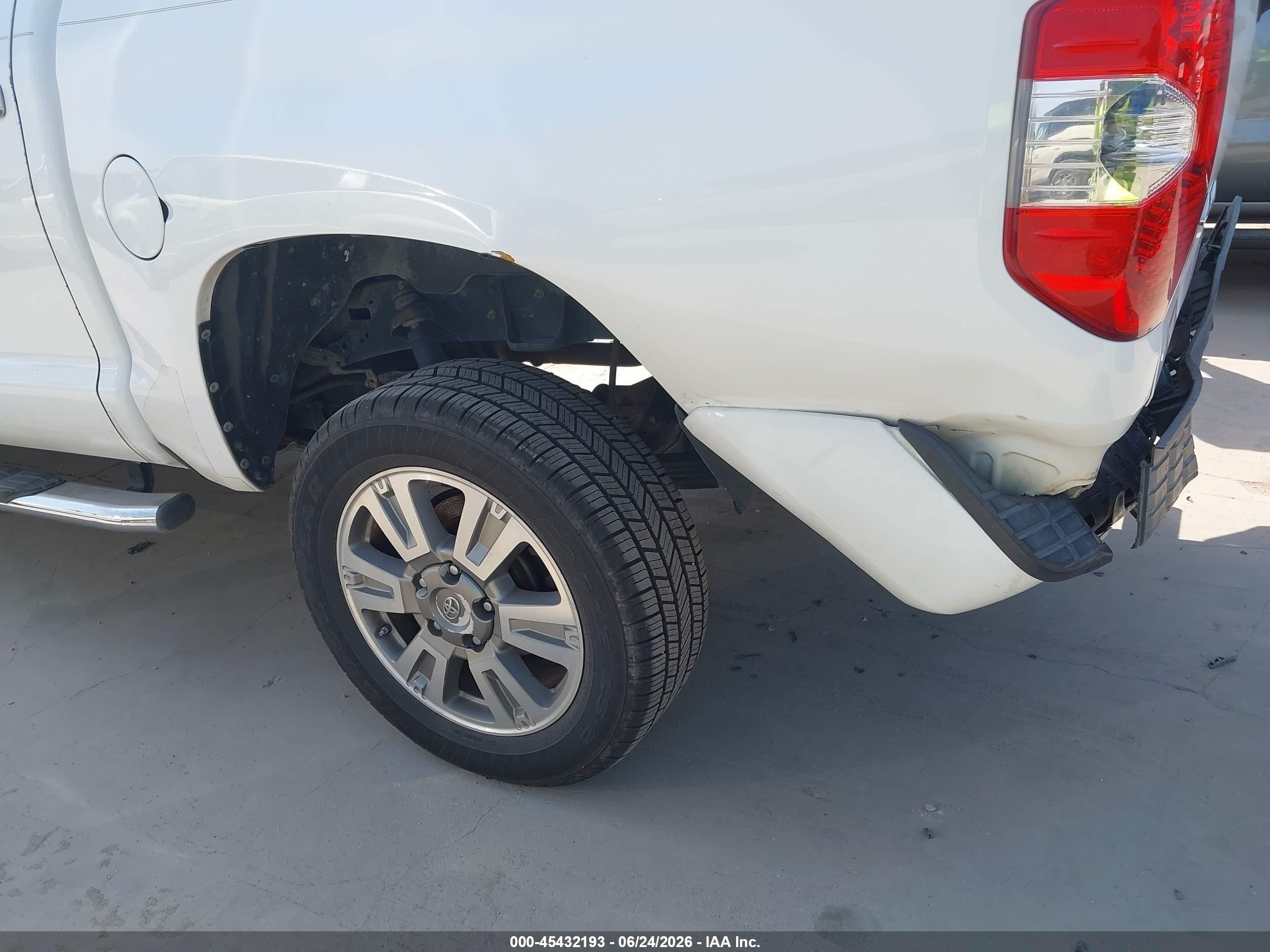 2014 Toyota Tundra 1794 5.7l V8 White vin: 5TFAW5F1XEX377823