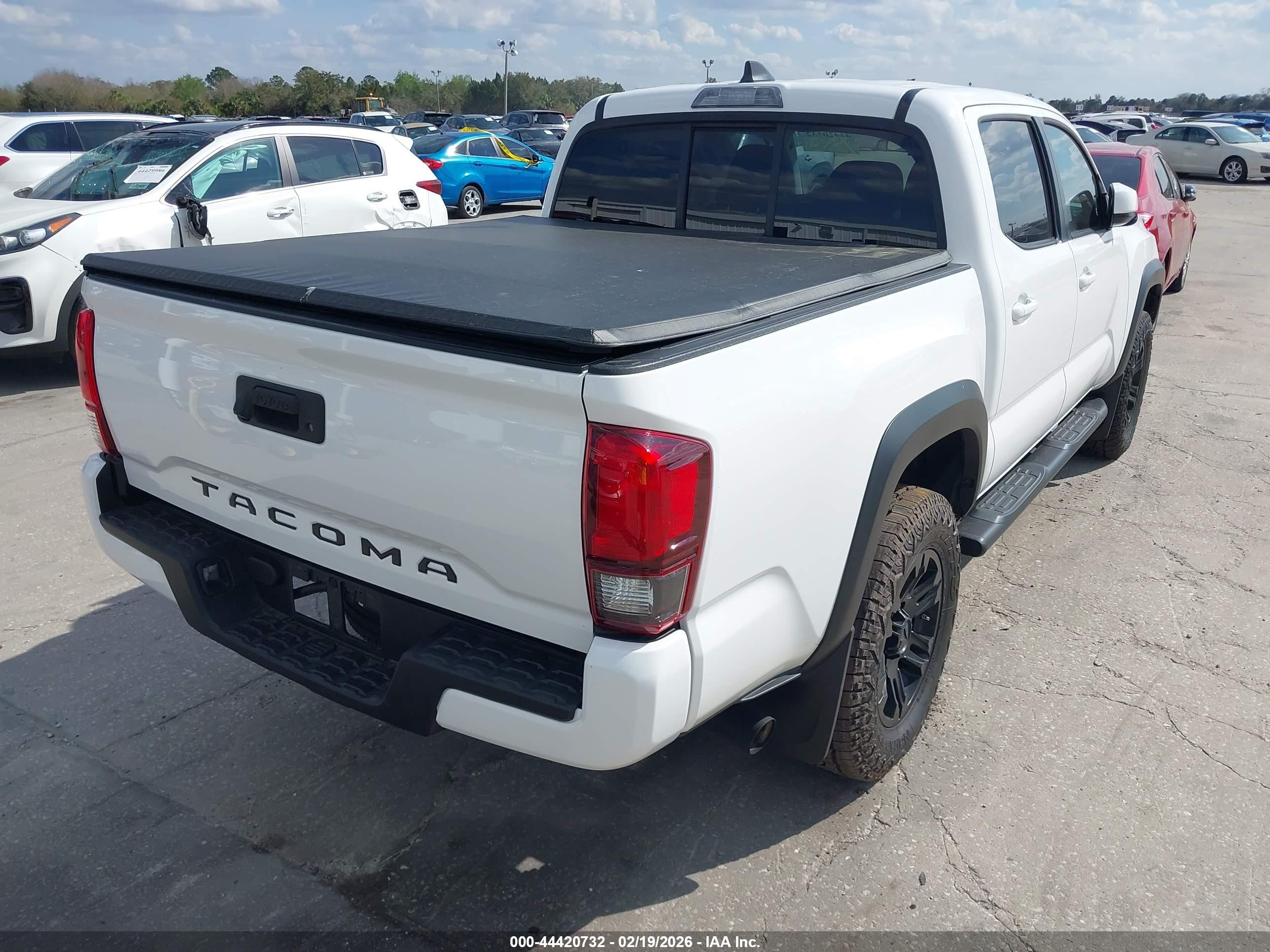 2020 Toyota Tacoma Sr Белый vin: 5TFAX5GN0LX180669
