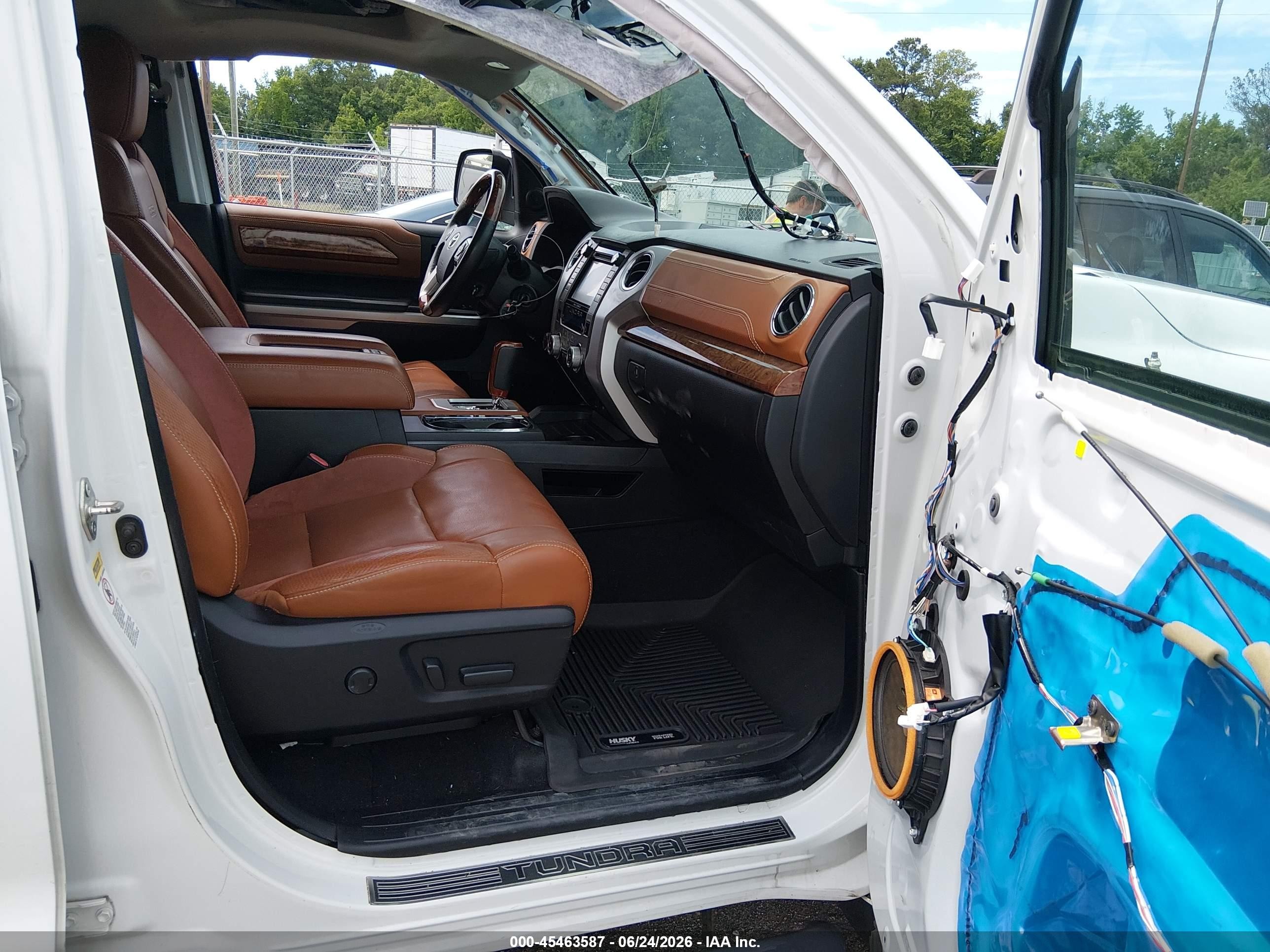 2014 Toyota Tundra 1794 5.7l V8 White vin: 5TFAY5F11EX381821