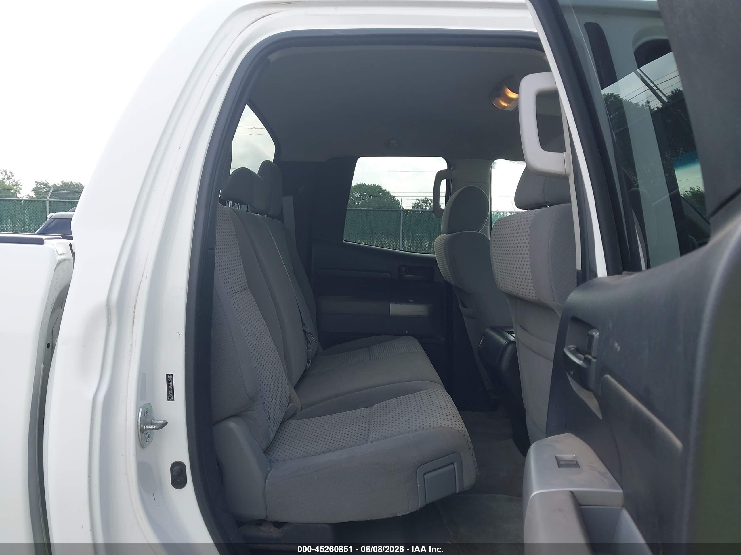 2008 Toyota Tundra Sr5 5.7l V8 White vin: 5TFBV54148X045777