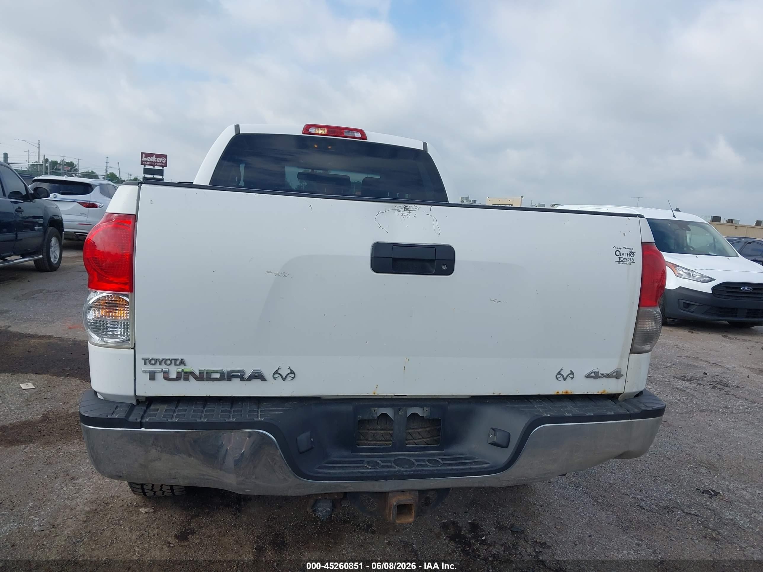 2008 Toyota Tundra Sr5 5.7l V8 White vin: 5TFBV54148X045777