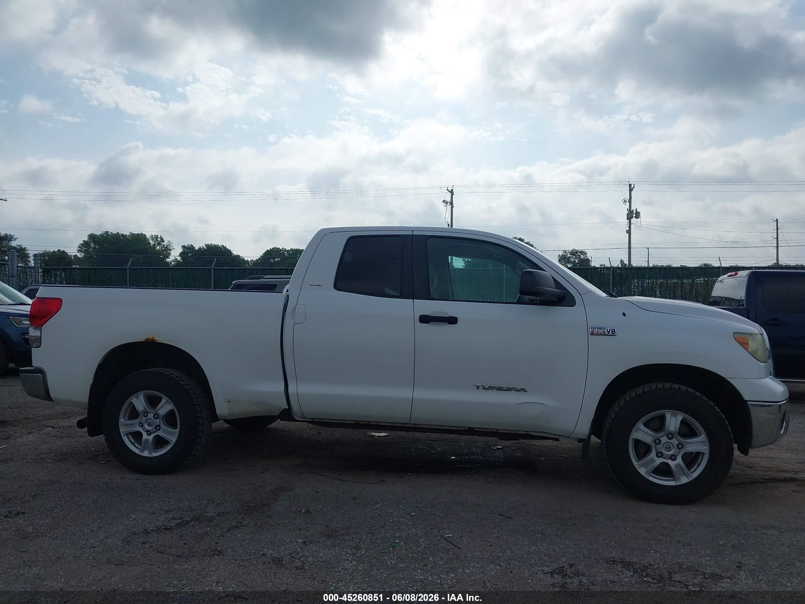 2008 Toyota Tundra Sr5 5.7l V8 White vin: 5TFBV54148X045777