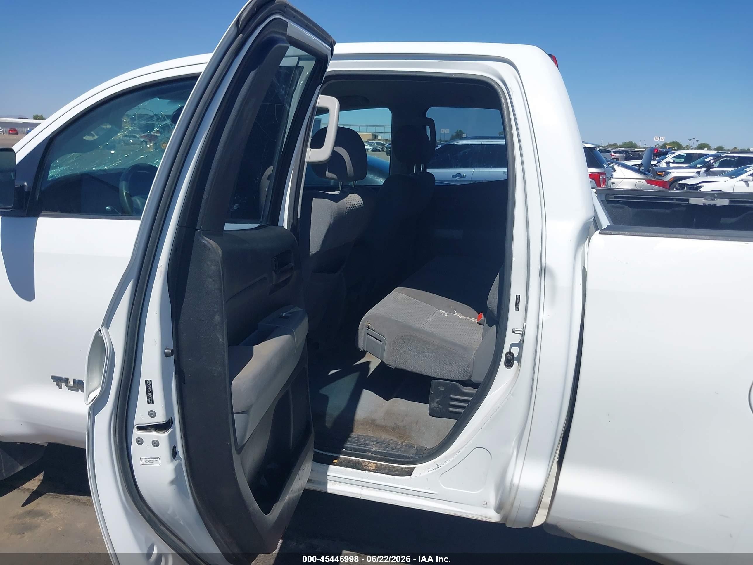 2008 Toyota Tundra Base 5.7l V8 White vin: 5TFBV541X8X073339