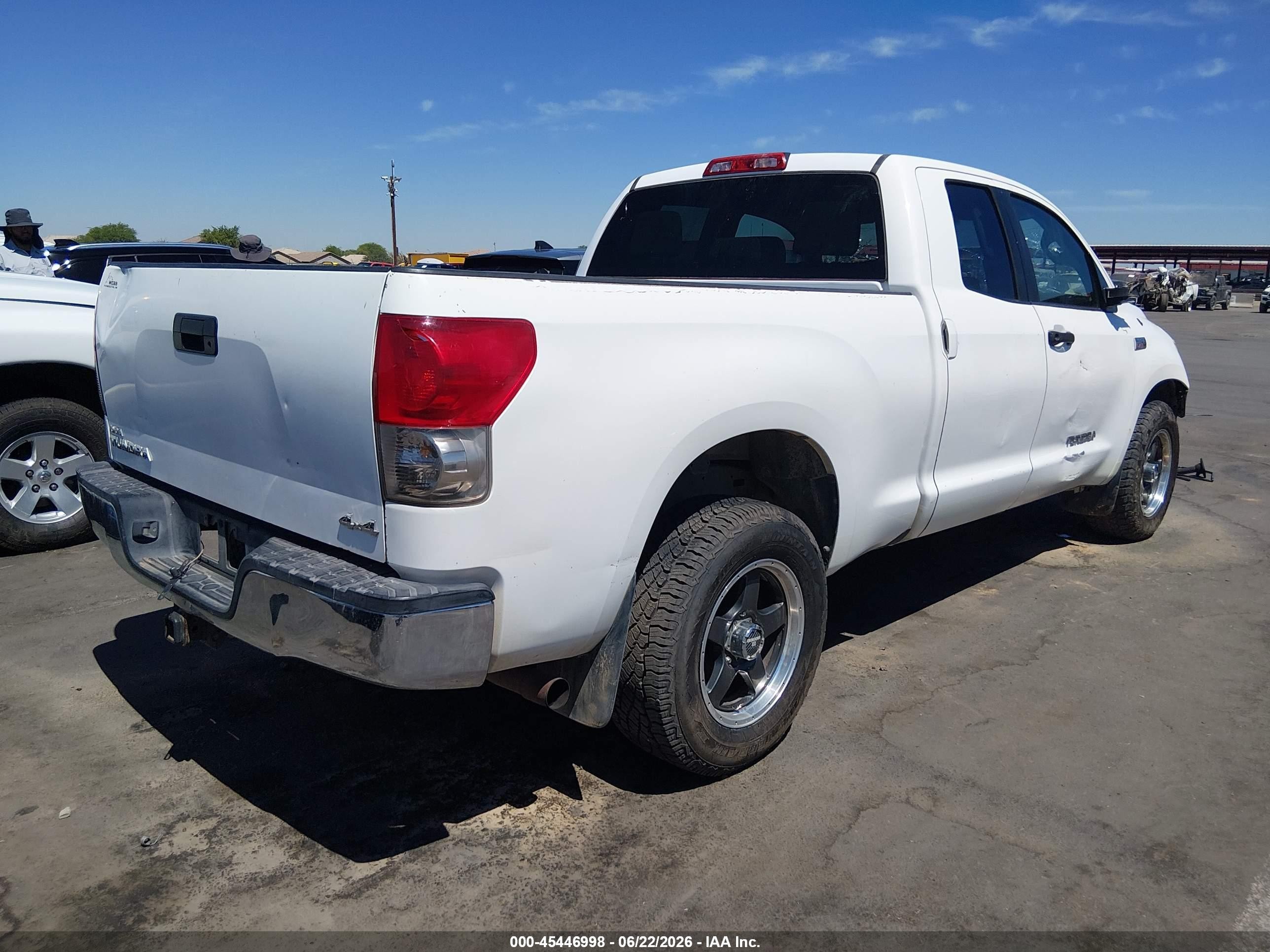 2008 Toyota Tundra Base 5.7l V8 White vin: 5TFBV541X8X073339
