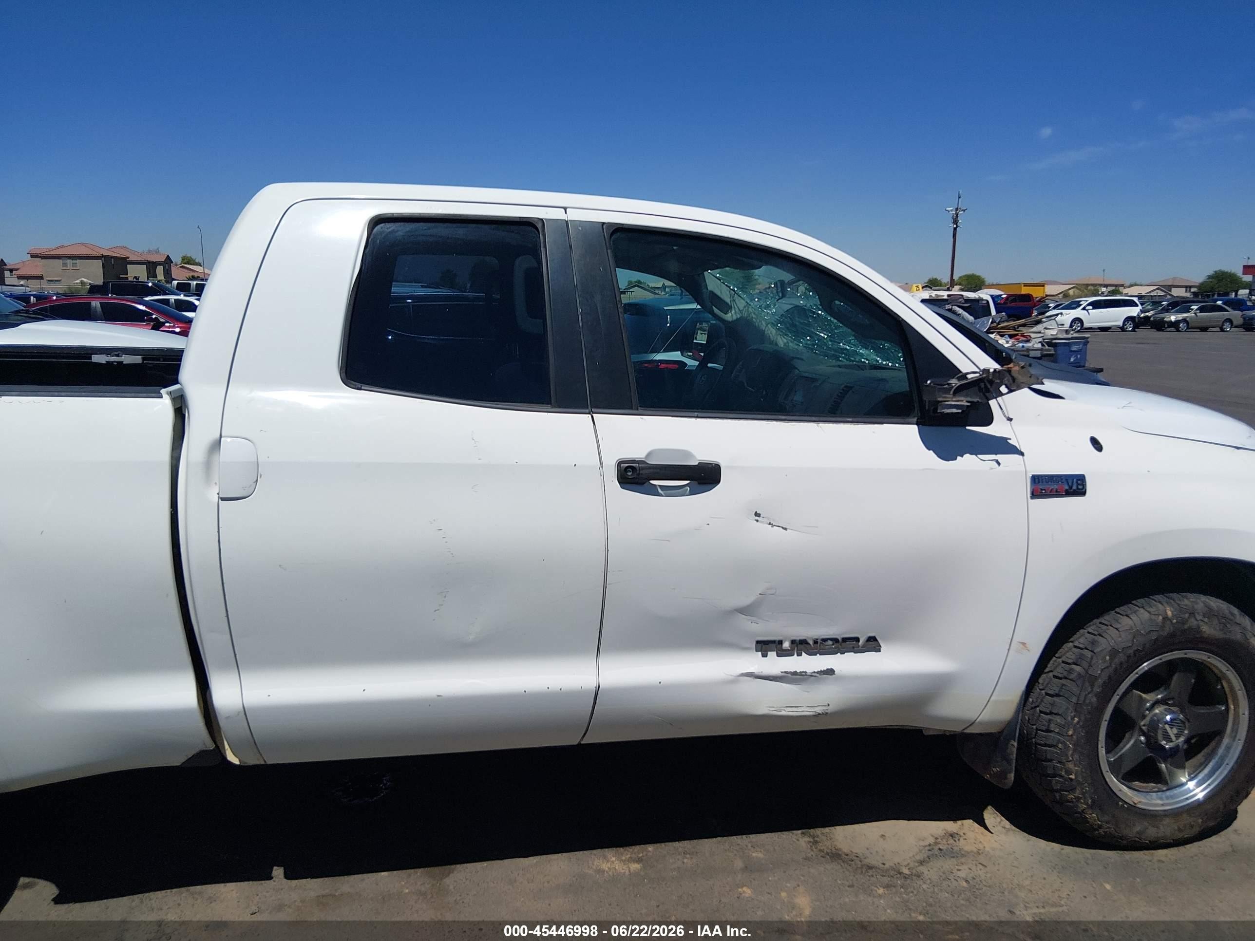 2008 Toyota Tundra Base 5.7l V8 White vin: 5TFBV541X8X073339