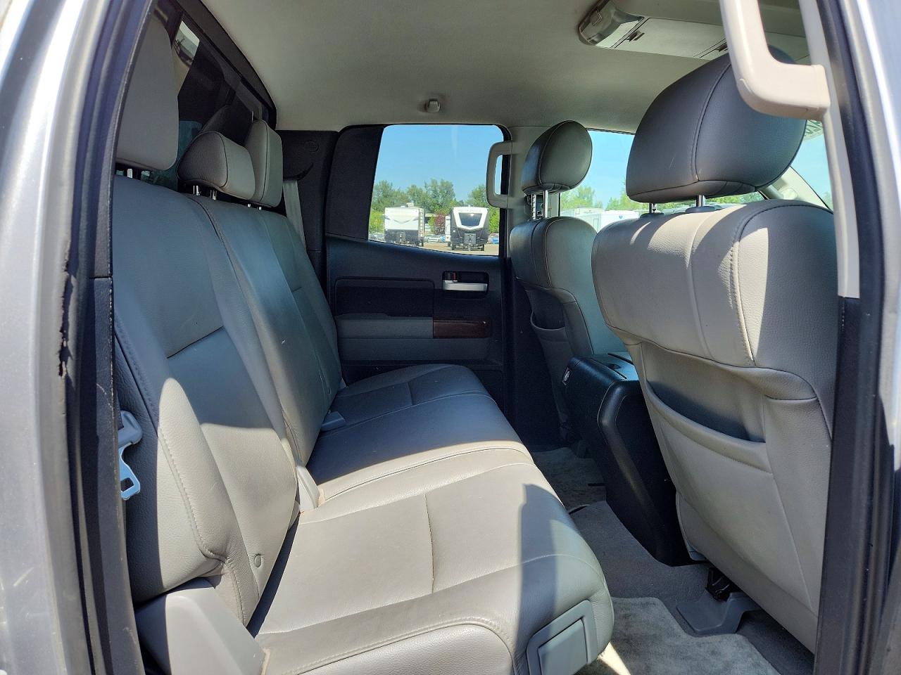 2011 Toyota Tundra Double Cab Limited Серебряный vin: 5TFBY5F10BX206895