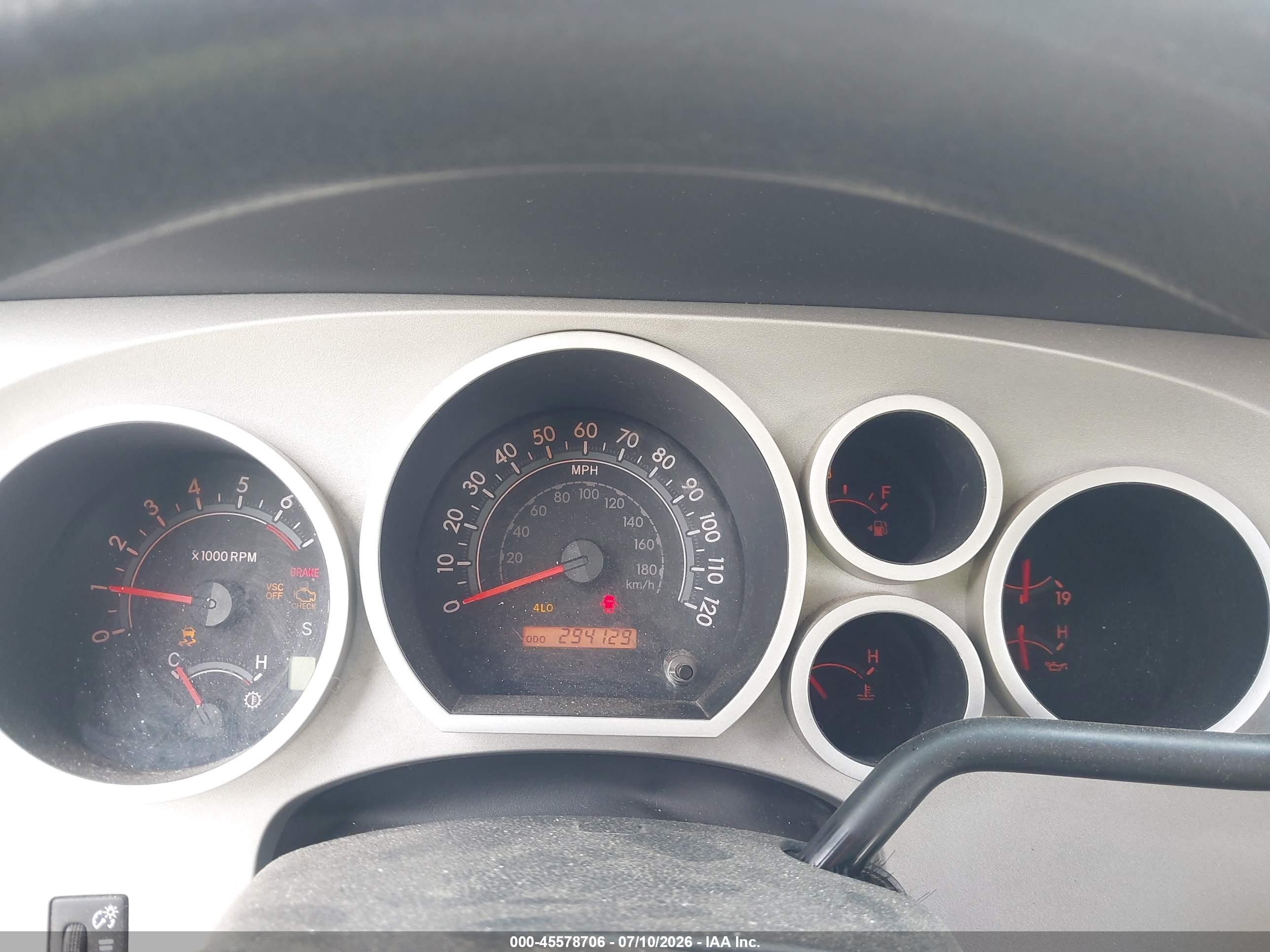 2008 Toyota Tundra Base 5.7l V8 White vin: 5TFCV54128X008277