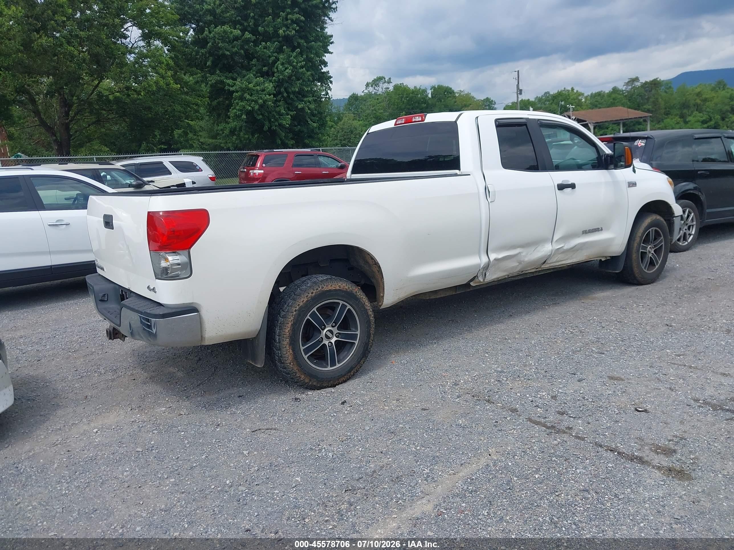 2008 Toyota Tundra Base 5.7l V8 White vin: 5TFCV54128X008277