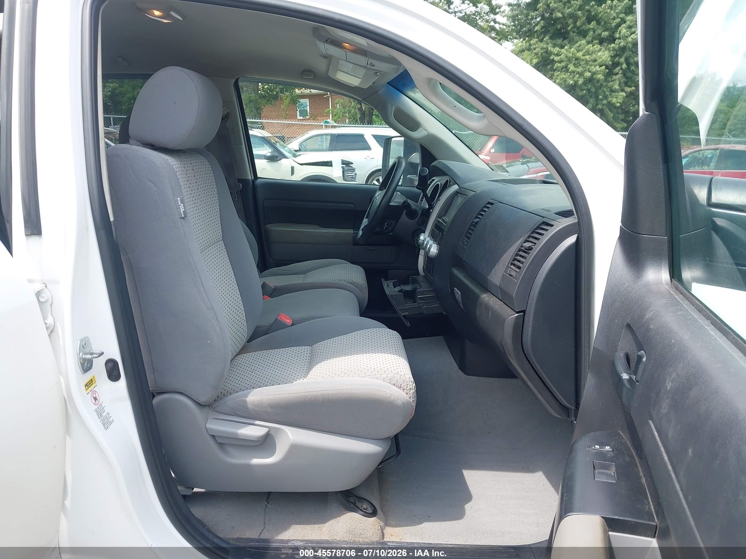 2008 Toyota Tundra Base 5.7l V8 White vin: 5TFCV54128X008277