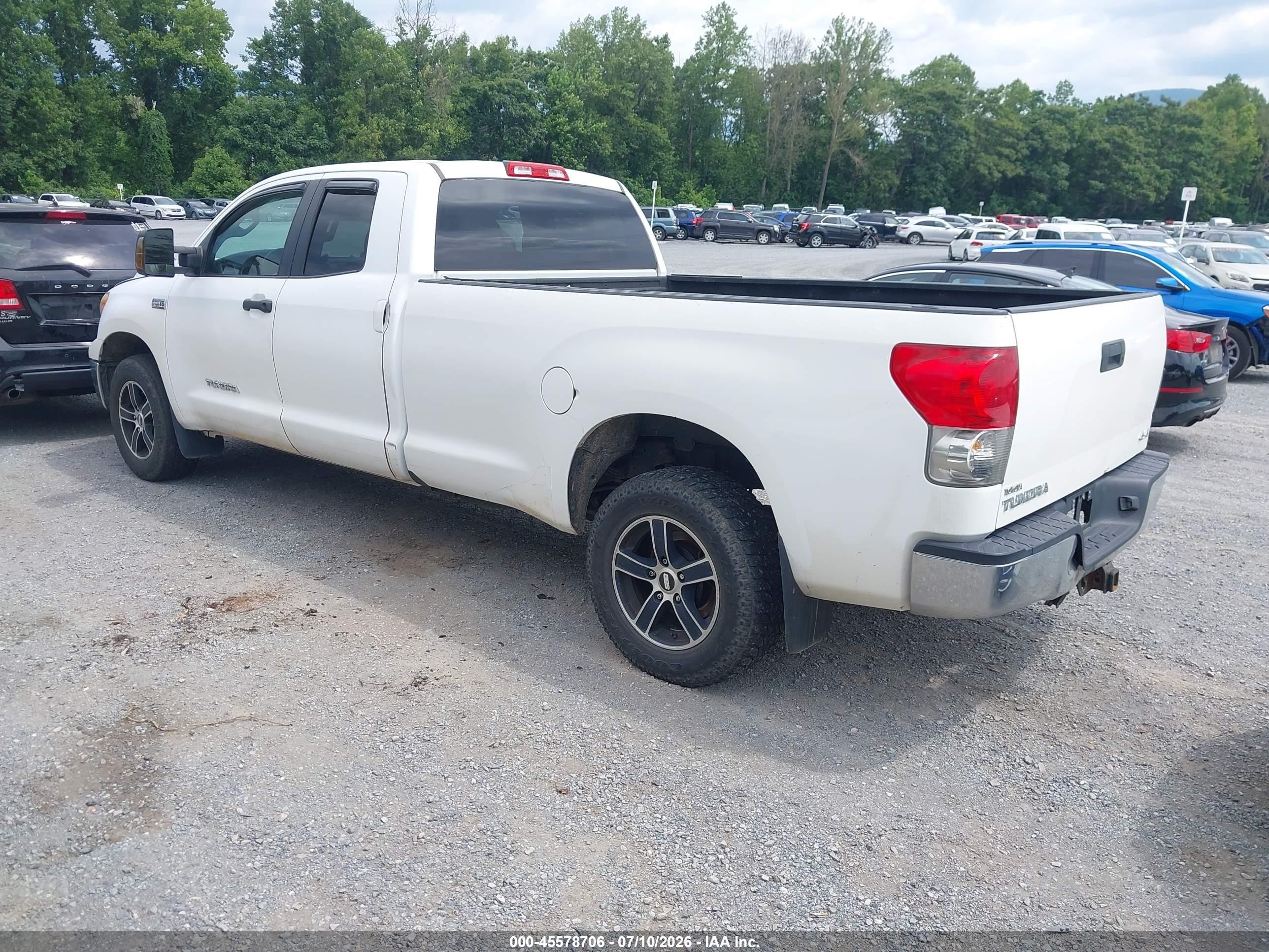 2008 Toyota Tundra Base 5.7l V8 White vin: 5TFCV54128X008277