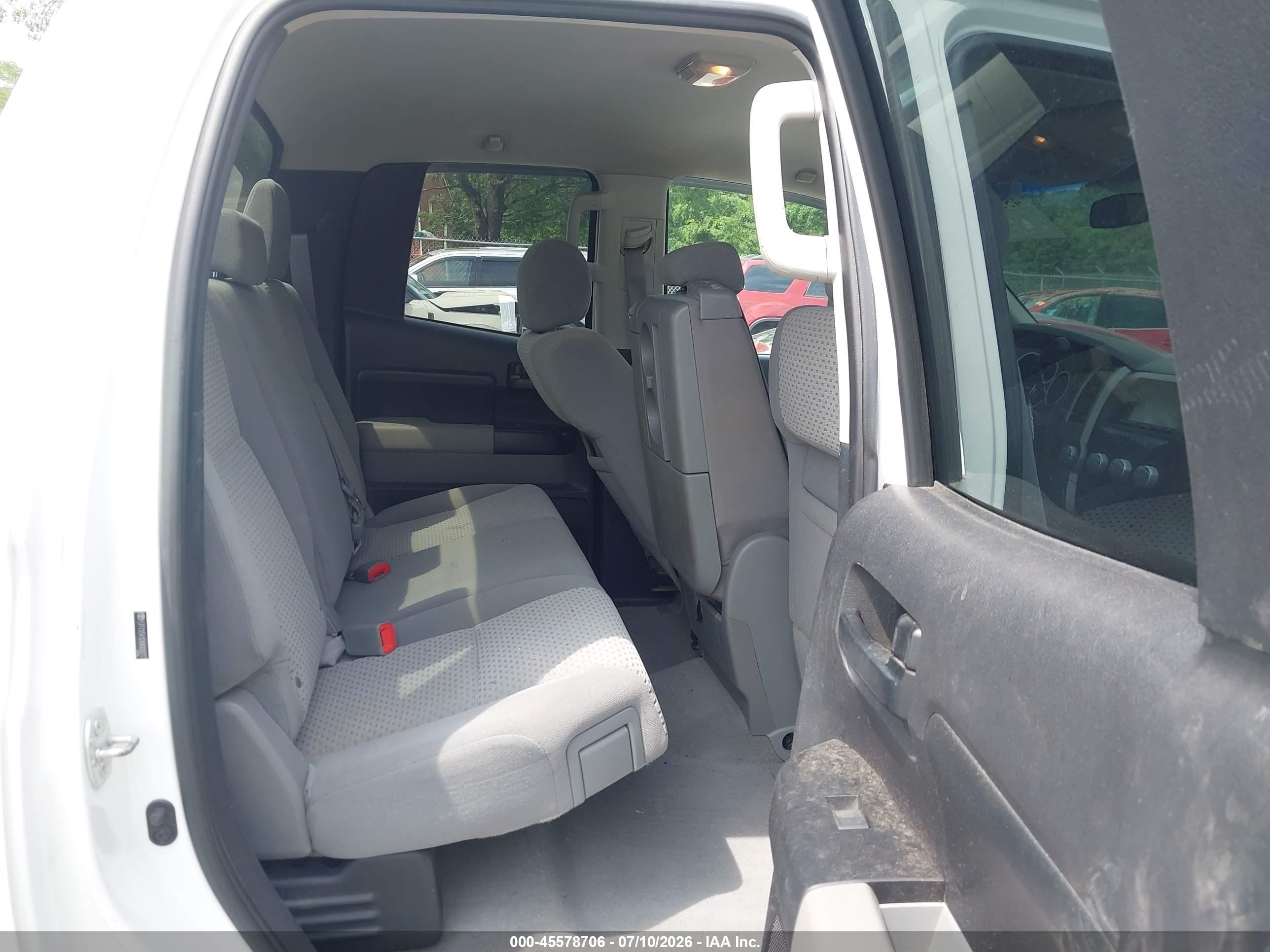 2008 Toyota Tundra Base 5.7l V8 White vin: 5TFCV54128X008277